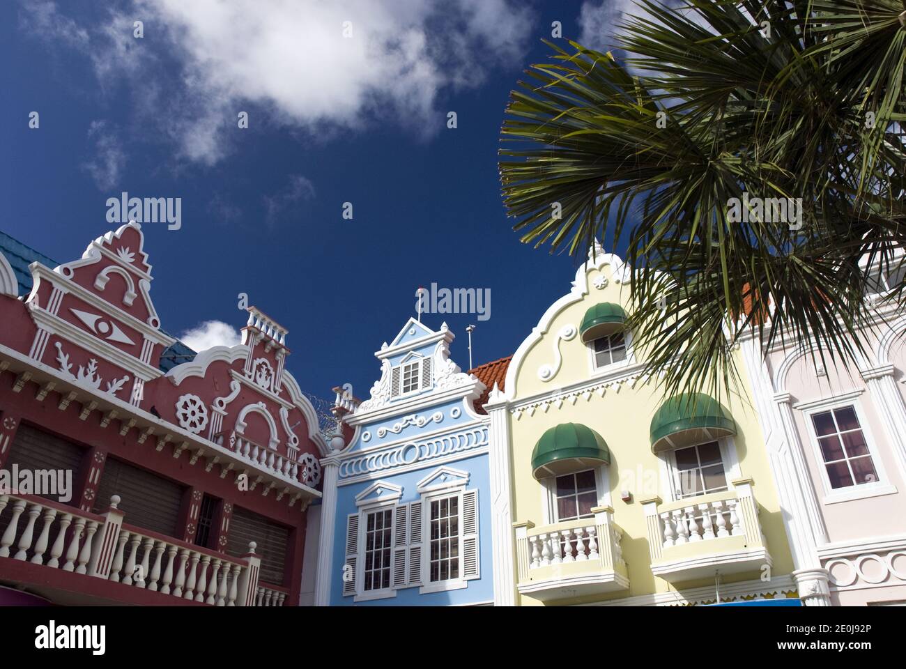 La storica e colorata architettura coloniale olandese è spesso utilizzata per negozi e ristoranti, Oranjestad, Aruba. Foto Stock