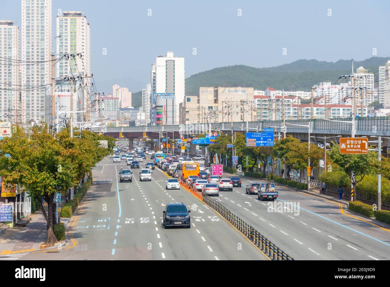 BUSAN, COREA, 29 OTTOBRE 2019: Vista di una strada principale nel centro di Busan, Repubblica di Corea Foto Stock