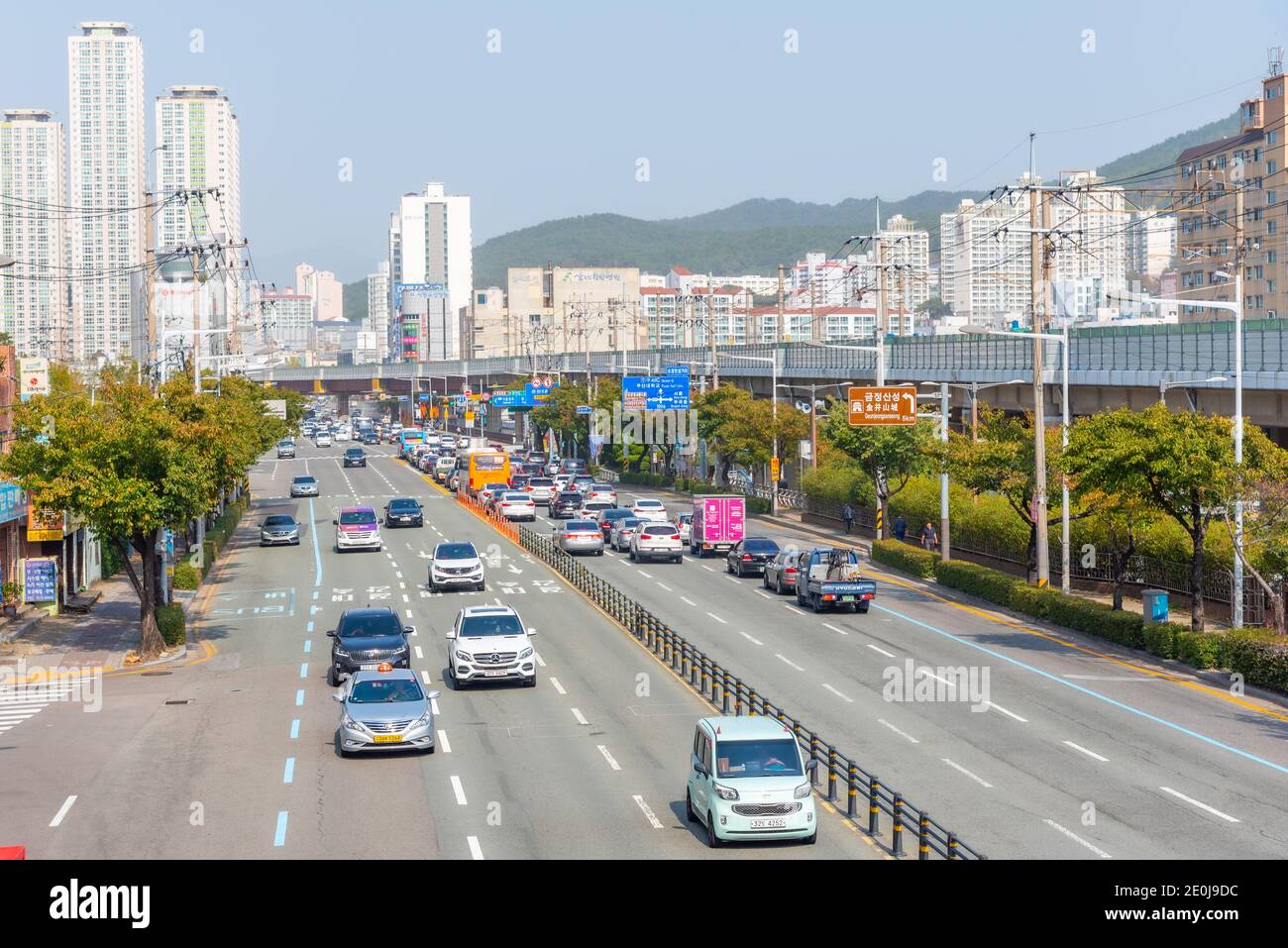 BUSAN, COREA, 29 OTTOBRE 2019: Vista di una strada principale nel centro di Busan, Repubblica di Corea Foto Stock