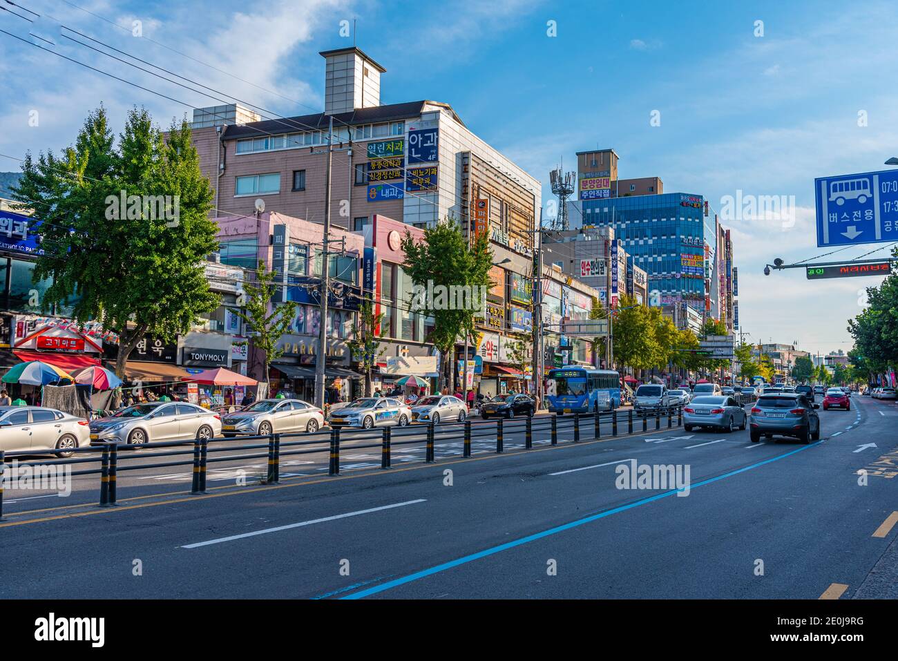 DAEGU, COREA, 28 OTTOBRE 2019: Vista di una strada principale nel centro di Daegu, Repubblica di Corea Foto Stock