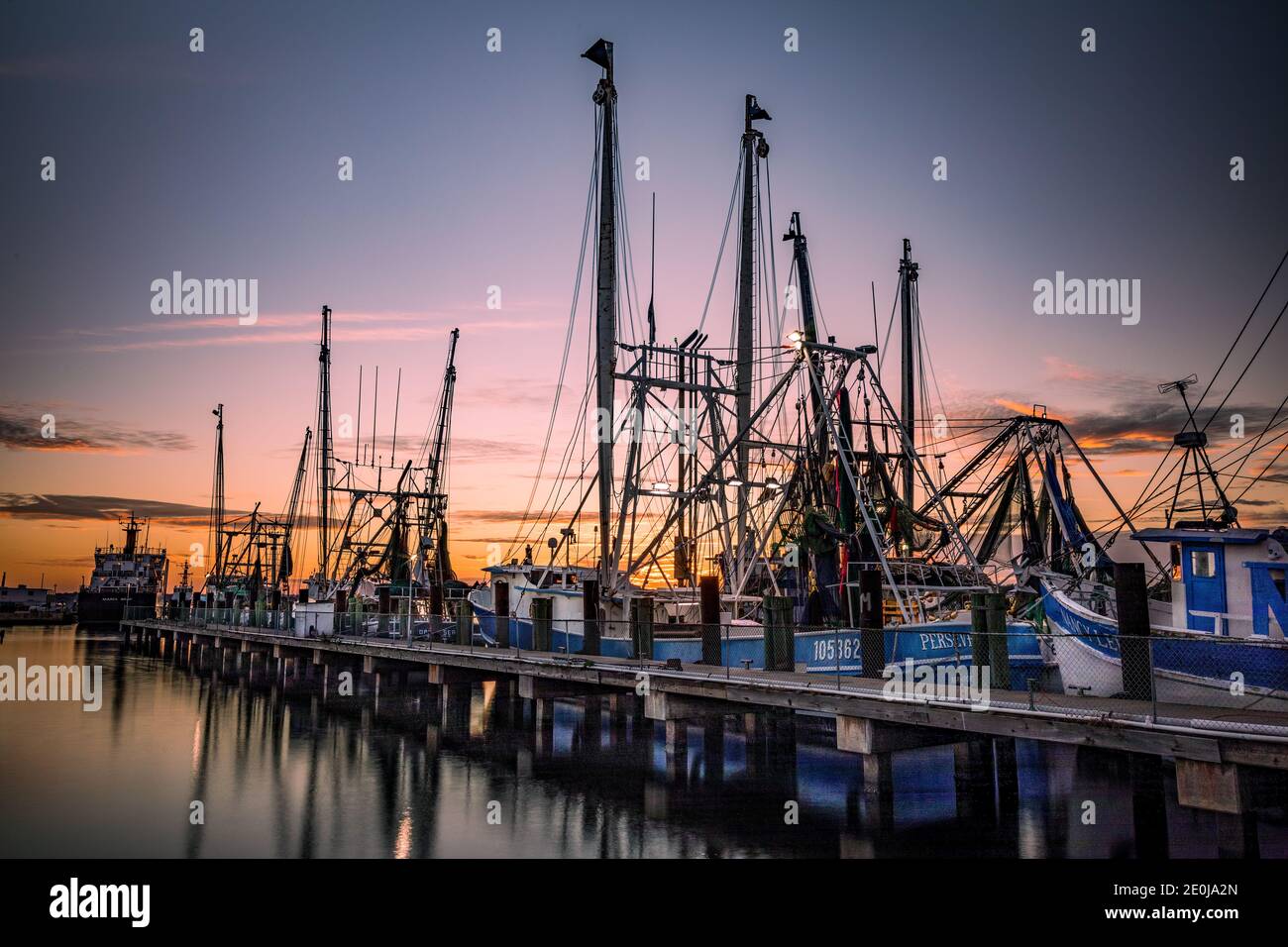 Barche di gamberi al tramonto Foto Stock