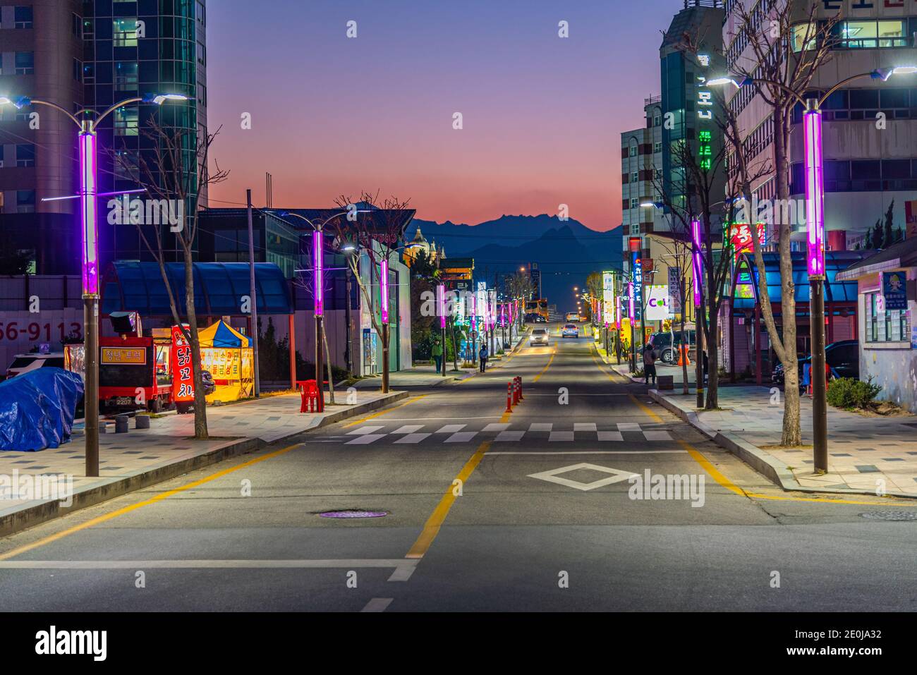 SOKCHO, COREA, 27 OTTOBRE 2019: Vista notturna di una strada stretta nel centro di Sokcho, Repubblica di Corea Foto Stock