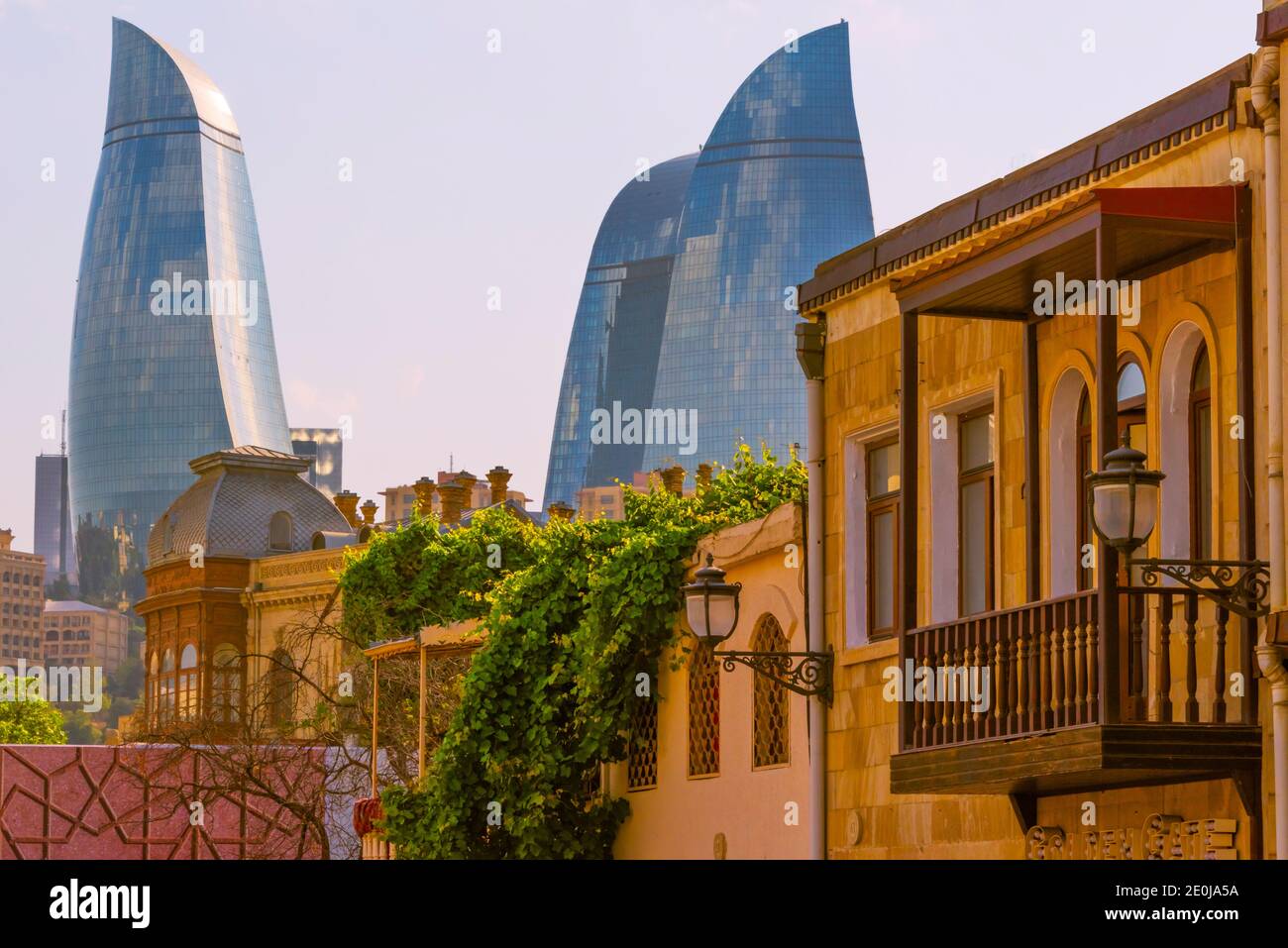Flame Torri con casa tradizionale, Baku, Azerbaigian Foto Stock