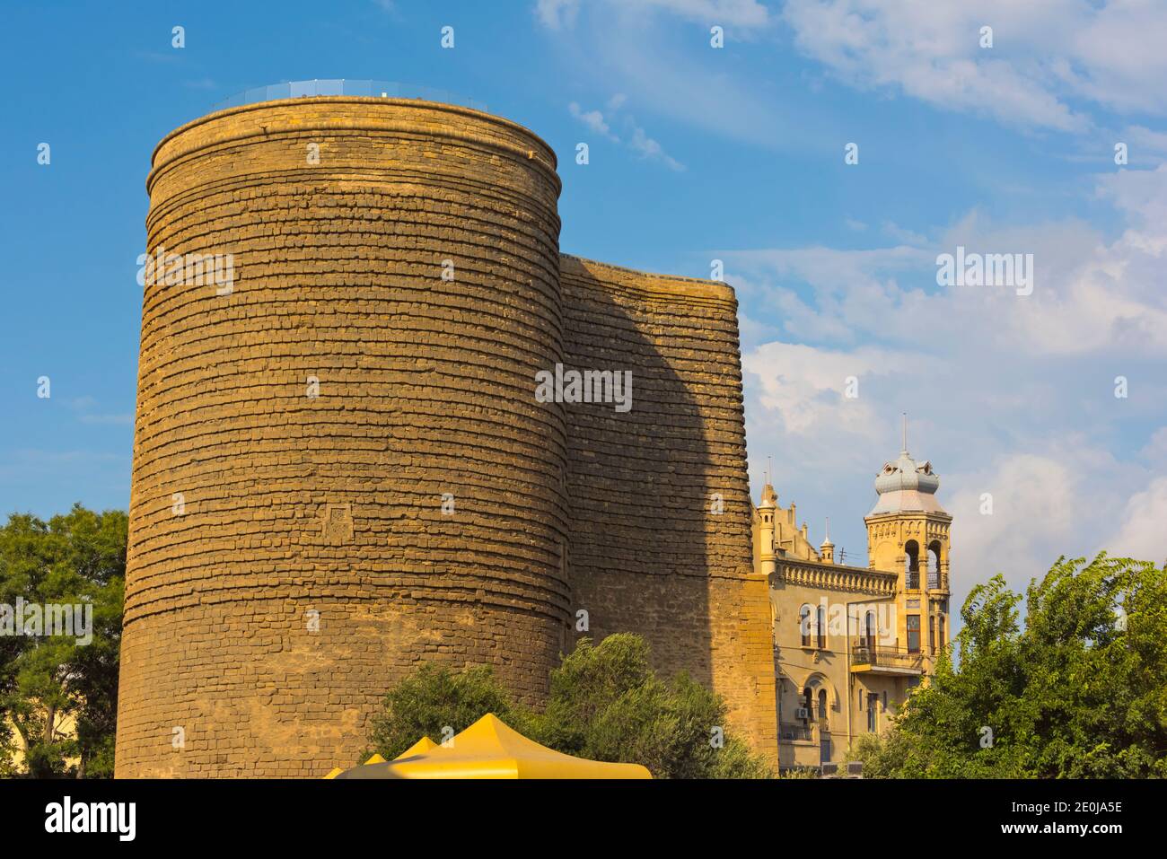 Maiden Tower, un 12 °-centry monumento nella città vecchia, sito patrimonio mondiale dell'UNESCO, Baku, Azerbaigian Foto Stock