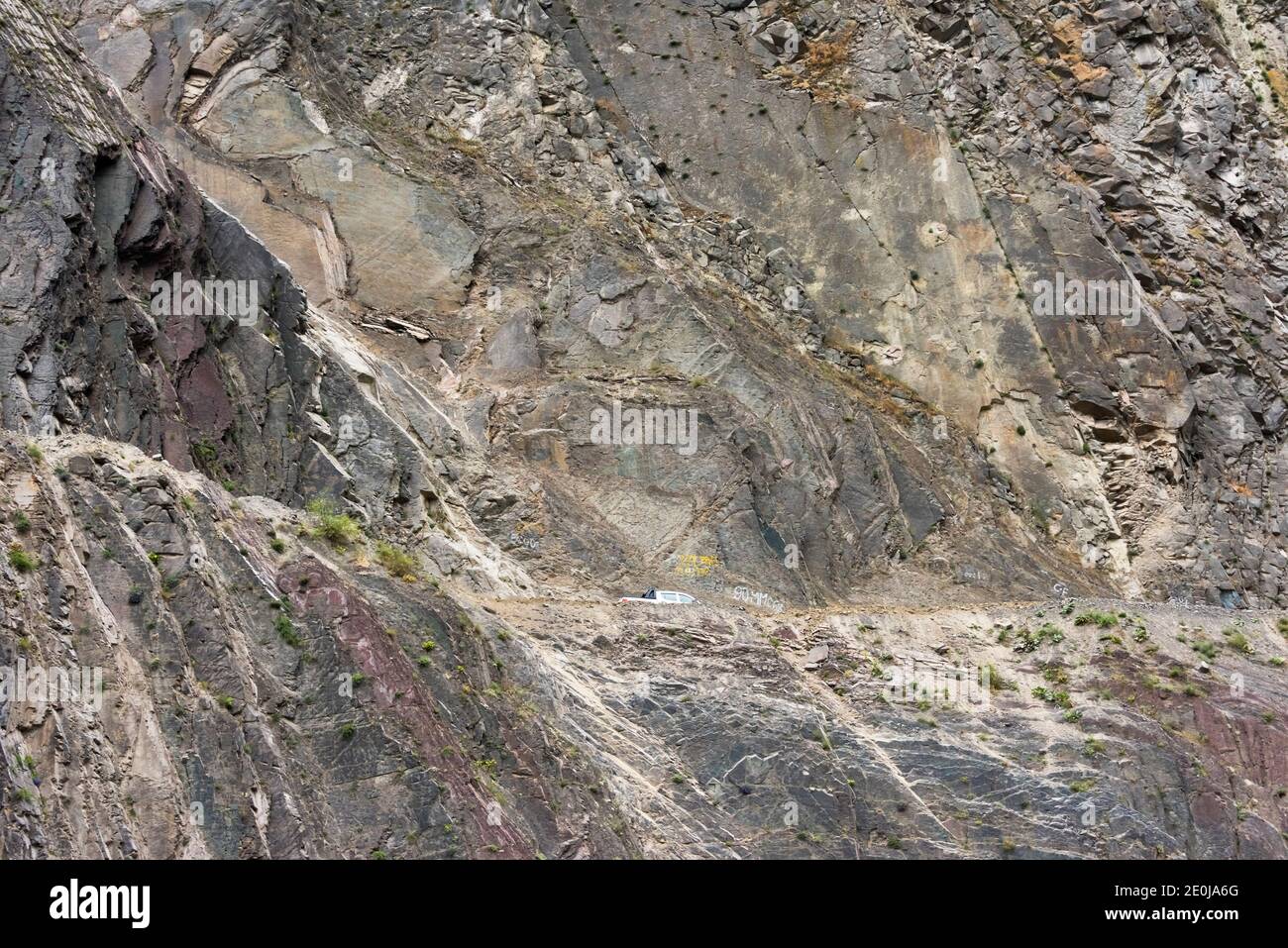 Strada costruita sulla ripida scogliera del versante sud del Caucaso maggiore di Lahij village, regione Ismailli, Azerbaigian Foto Stock