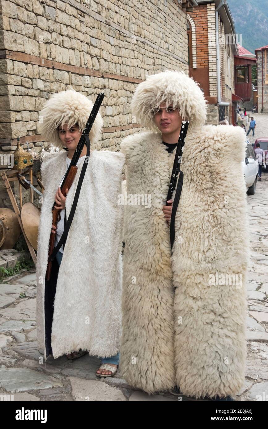 Abitanti del villaggio vestito con cappotto invernale tradizionale fatto di pelle di pecora, Lahij villaggio sulle pendici meridionali del Caucaso maggiore, Ismailli regione, Azerbaigian Foto Stock