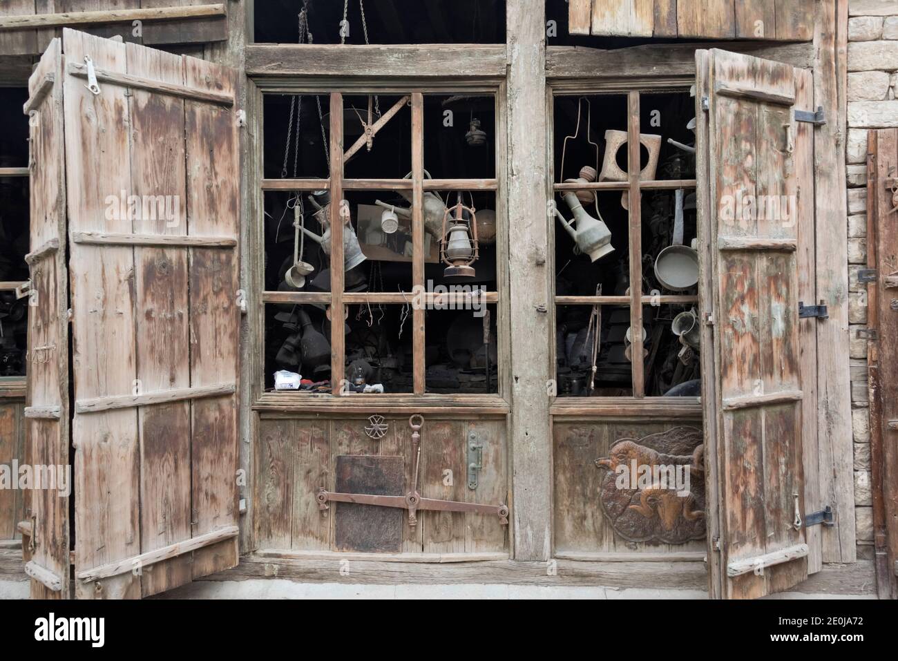 Negozio di ferramenta nel villaggio di Lahij sulle pendici meridionali del Grande Caucaso, Ismailli regione, Azerbaigian Foto Stock