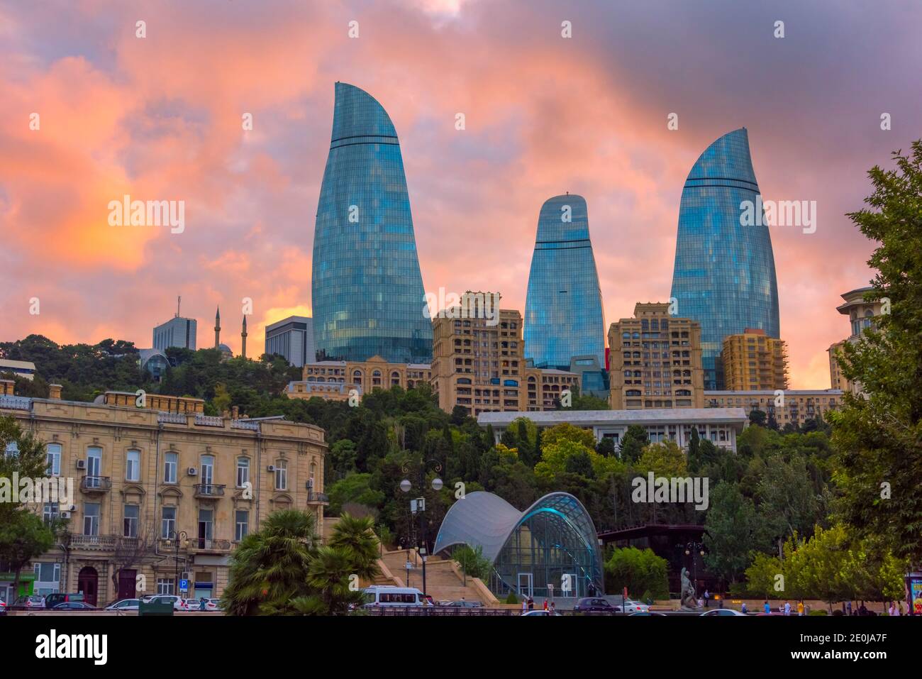 Scala mobile per sotterranea con Flame Towers, Baku, Azerbaigian Foto Stock