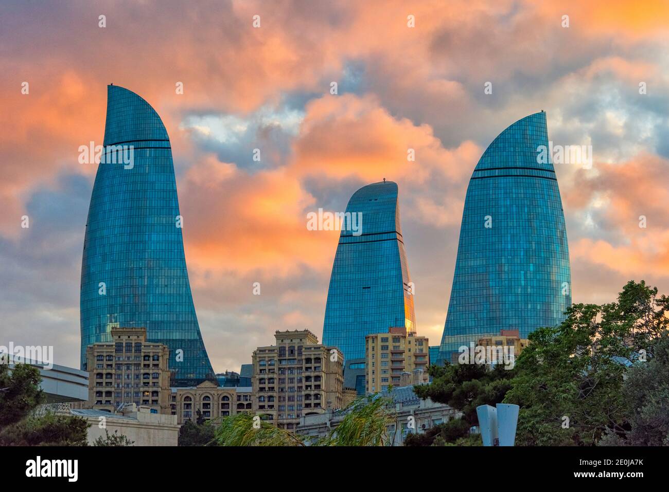 Flame Torri al tramonto, Baku, Azerbaigian Foto Stock