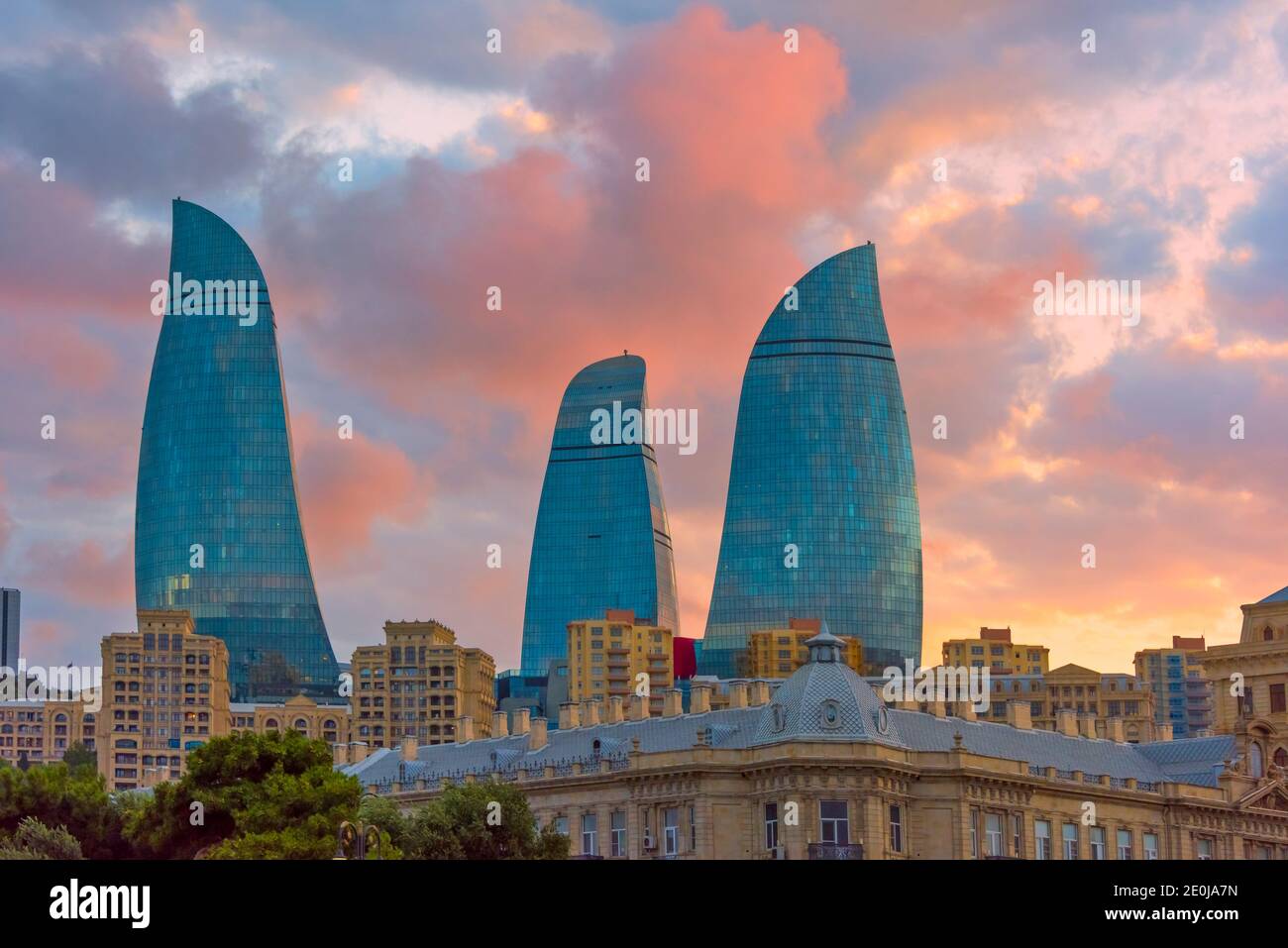 Flame Torri al tramonto, Baku, Azerbaigian Foto Stock