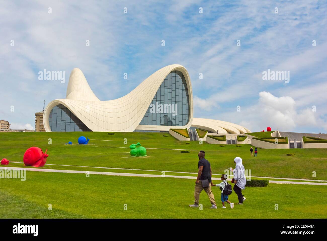Heydar Aliyev Center progettato dall'architetto iracheno-britannico Zaha Haid, famoso per la sua architettura distintiva e lo stile curvo che evita lo shar Foto Stock