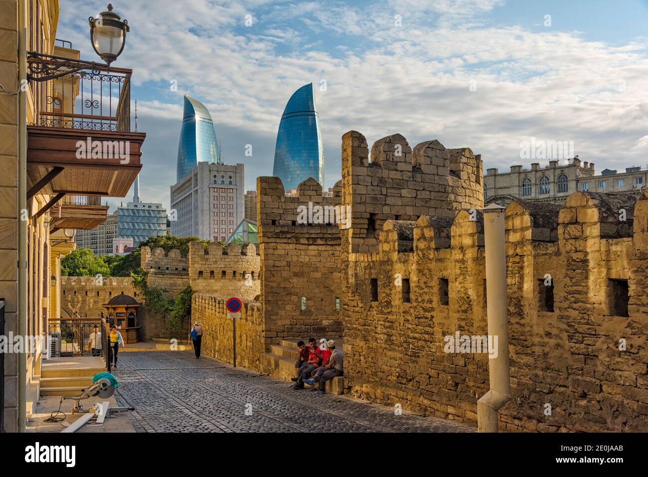 Le mura della città vecchia e la strada acciottolata nella città vecchia, patrimonio dell'umanità dell'UNESCO, le Torri delle fiamme in lontananza, Baku, Azerbaigian Foto Stock