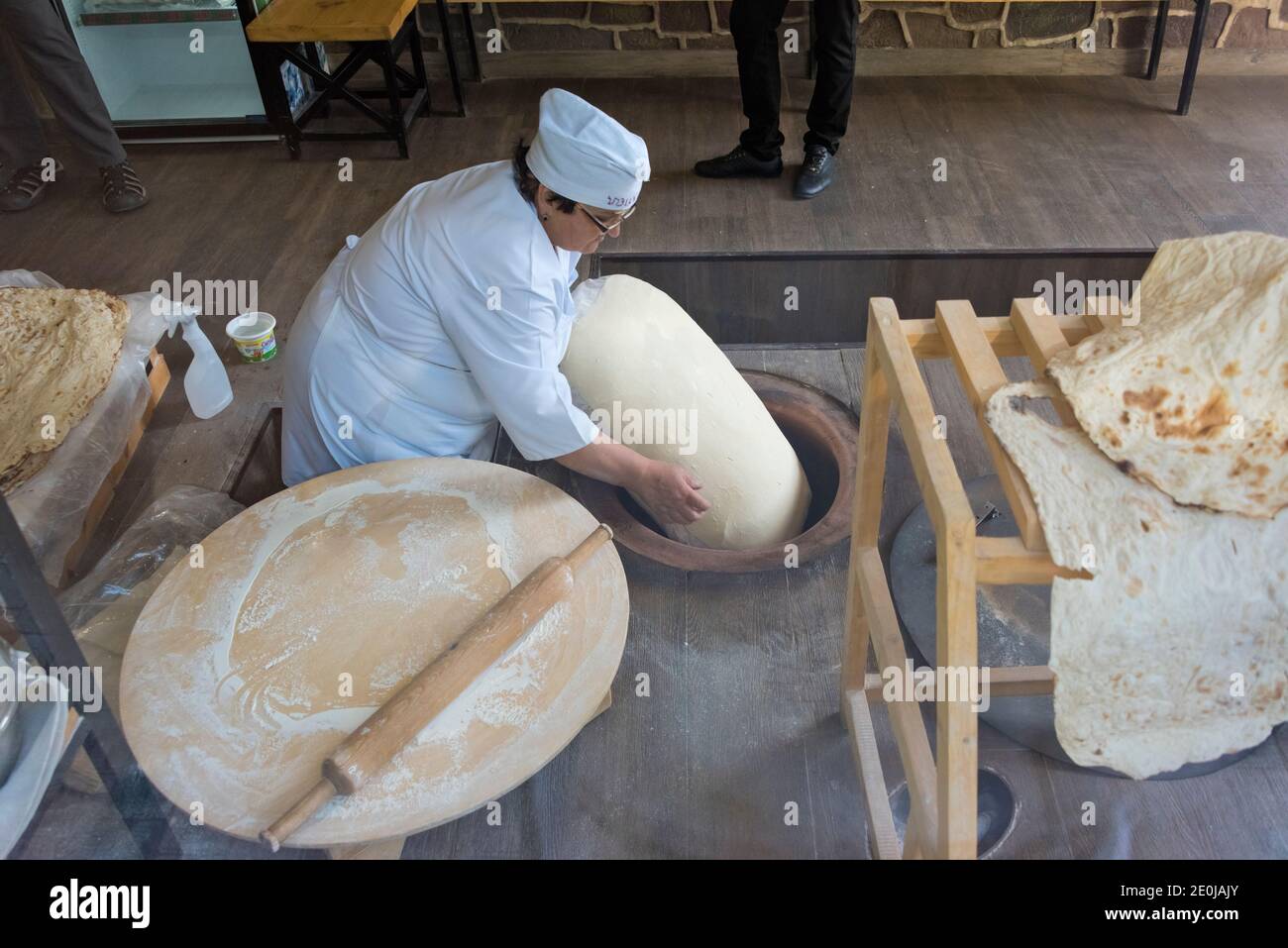 Chef che prepara pane enorme, Garni, Provincia di Kotayk, Armenia Foto Stock
