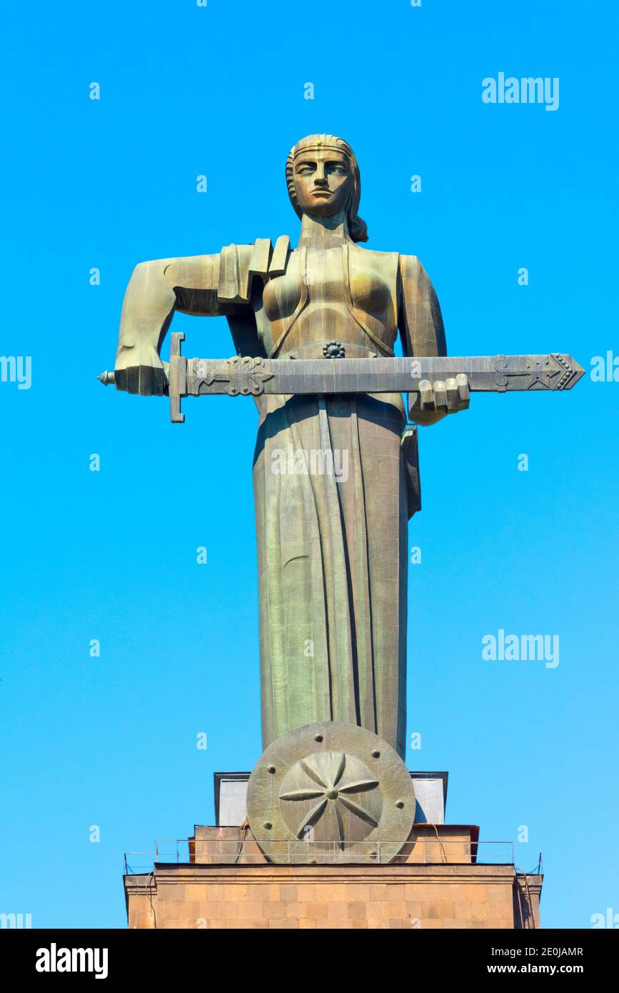 La statua monumentale di Madre Armenia al Parco della Vittoria, Yerevan, Armenia Foto Stock