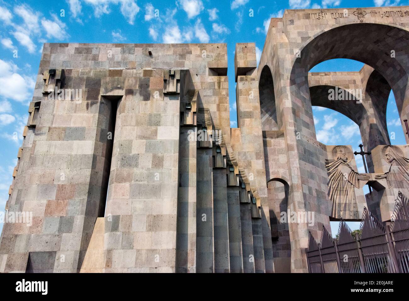 Porta di San Gregorio al complesso della sede Madre di Santa Etchmiadzin, la chiesa madre della Chiesa Apostolica Armena, Patrimonio dell'Umanità dell'UNESCO Foto Stock