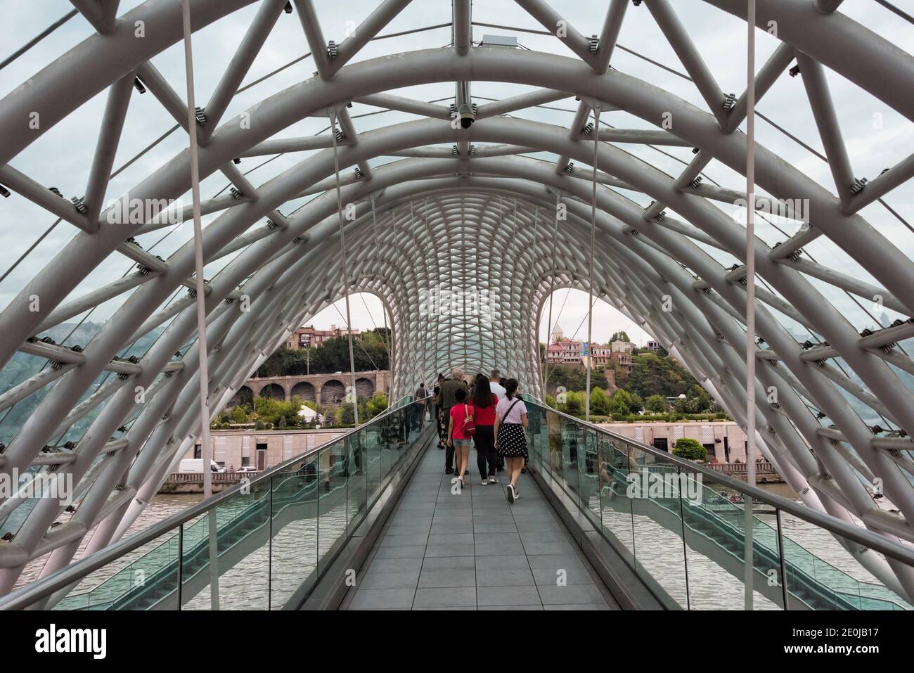 Ponte della Pace sul fiume Mt'k'vari (Kura) che collega la vecchia Tbilisi con il nuovo distretto, , Tbilisi, Georgia Foto Stock