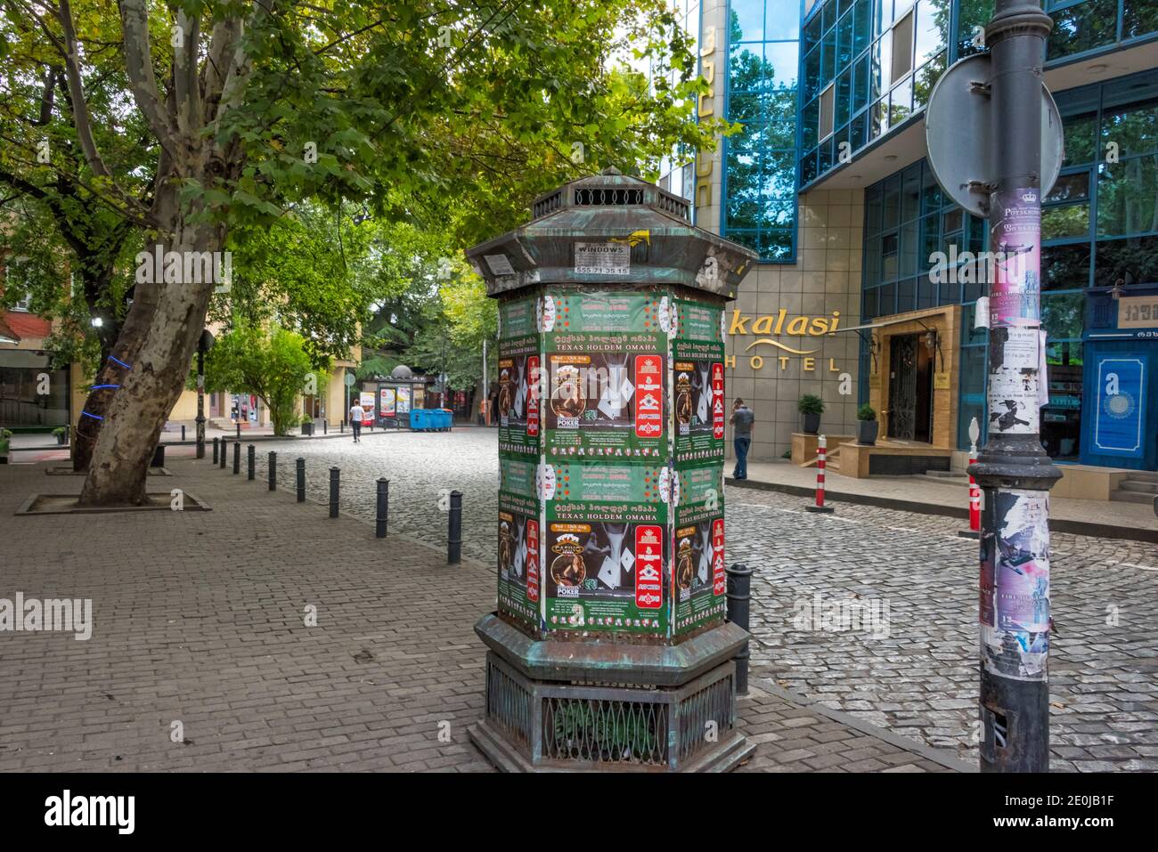 Poster e strada acciottolata nella città vecchia, Tbilisi, Georgia Foto Stock