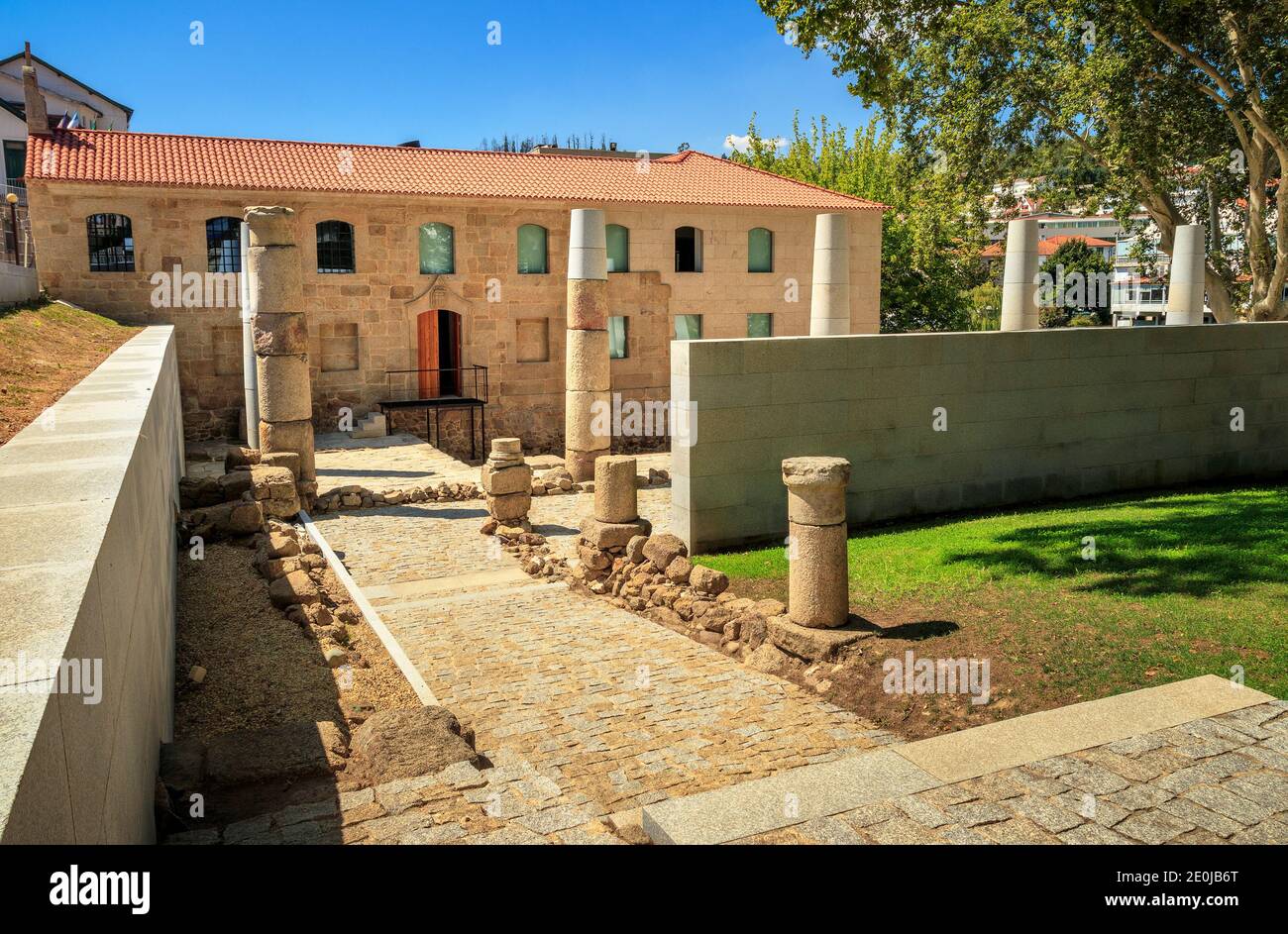 São Pedro do sul, Portogallo - 5 agosto 2020: Vista sulla facciata e l'esterno dell'edificio della spa romana o D. Afonso Henriques spa. Foto Stock