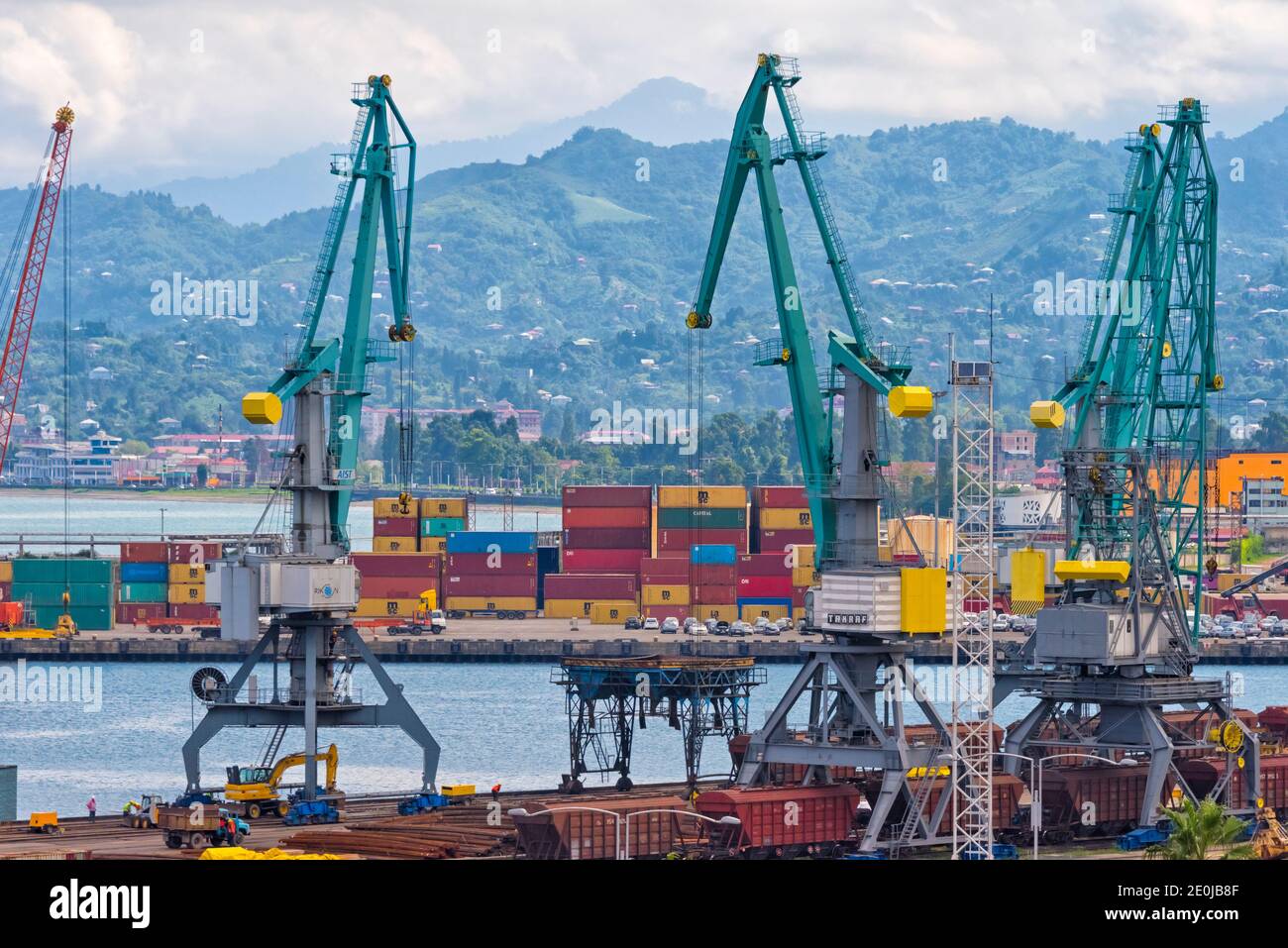 Gru e container nel porto, Batumi, Georgia Foto Stock