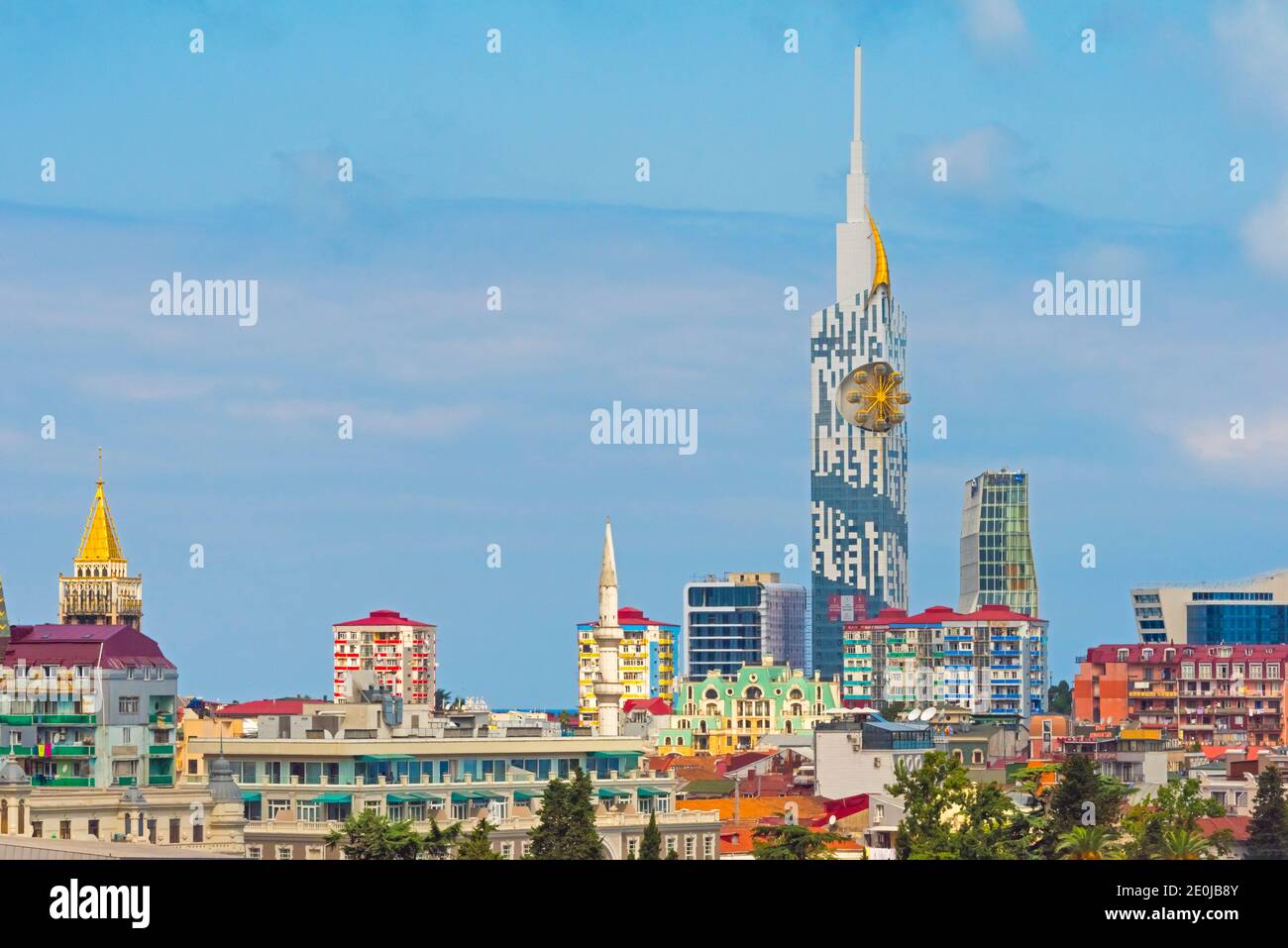 Paesaggio urbano dominato dalla Torre dell'Università tecnologica di Batumi con una ruota panoramica costruita nella facciata, Batumi, Georgia Foto Stock