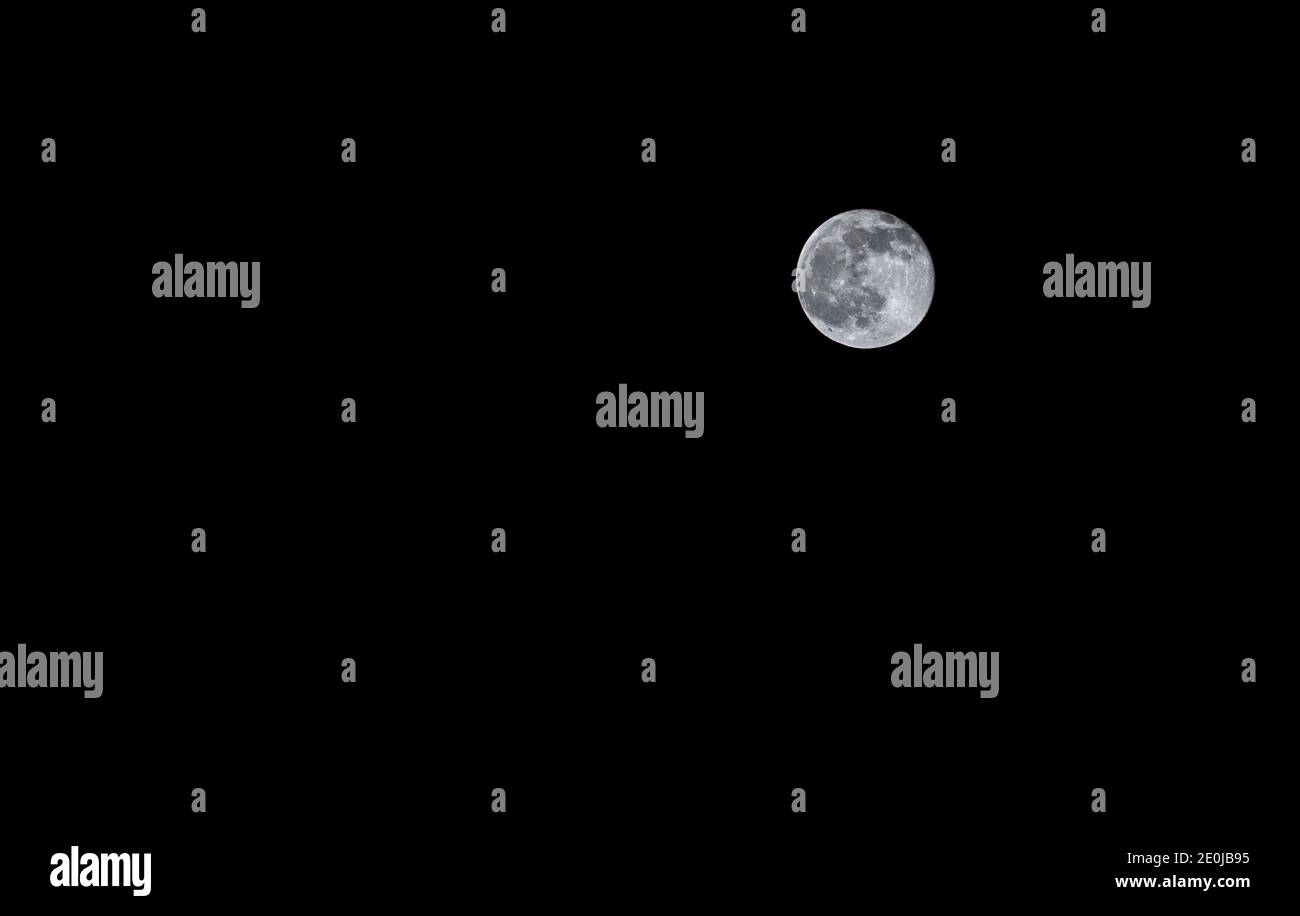 immagine pulita ad alta risoluzione della luna piena su sfondo nero Foto Stock