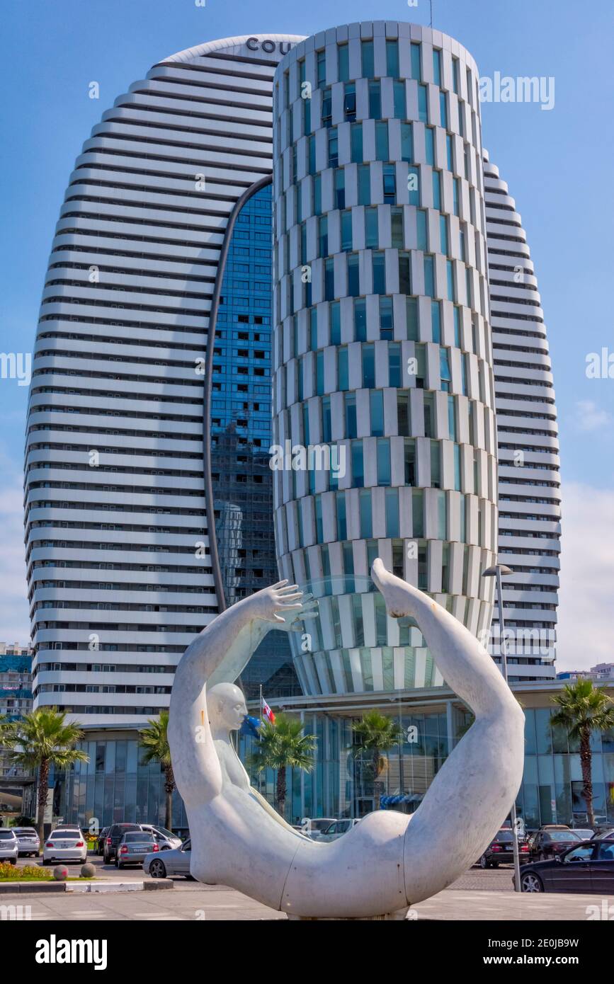 La rotazione del monumento progettata da uno scultore georgiano Tamar Kvesitadze, le figure di un uomo e di una donna che si muovono in un cerchio esprimono l'idea di amore e di e Foto Stock