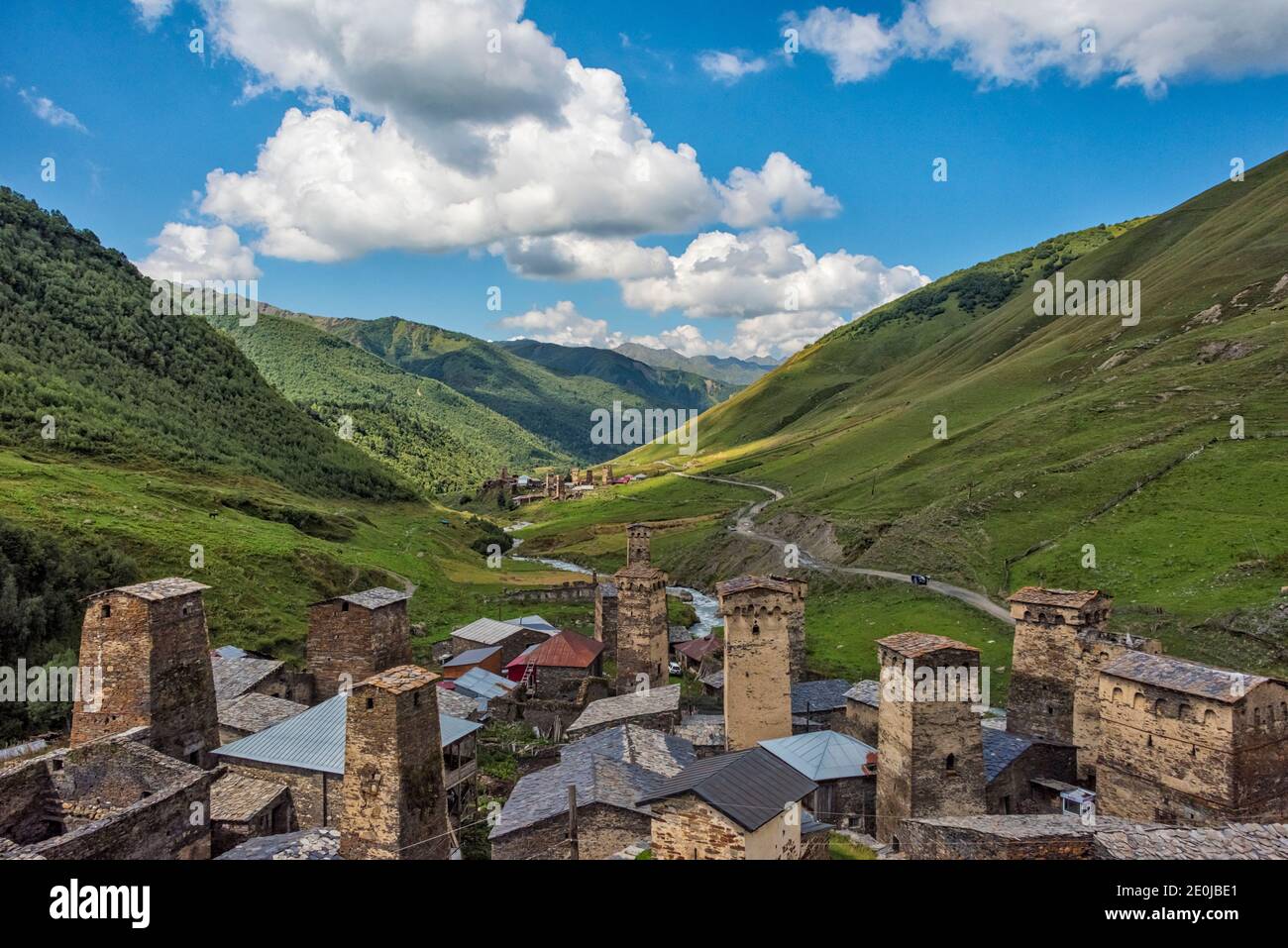 Svan case con torre di guardia medievale nella montagna del Caucaso, Ushguli, Svaneti regione, Georgia Foto Stock
