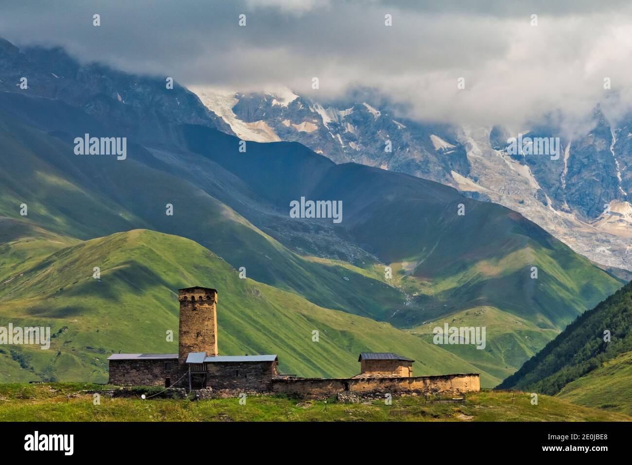 Svan case con torre di guardia medievale nella montagna del Caucaso, Ushguli, Svaneti regione, Georgia Foto Stock