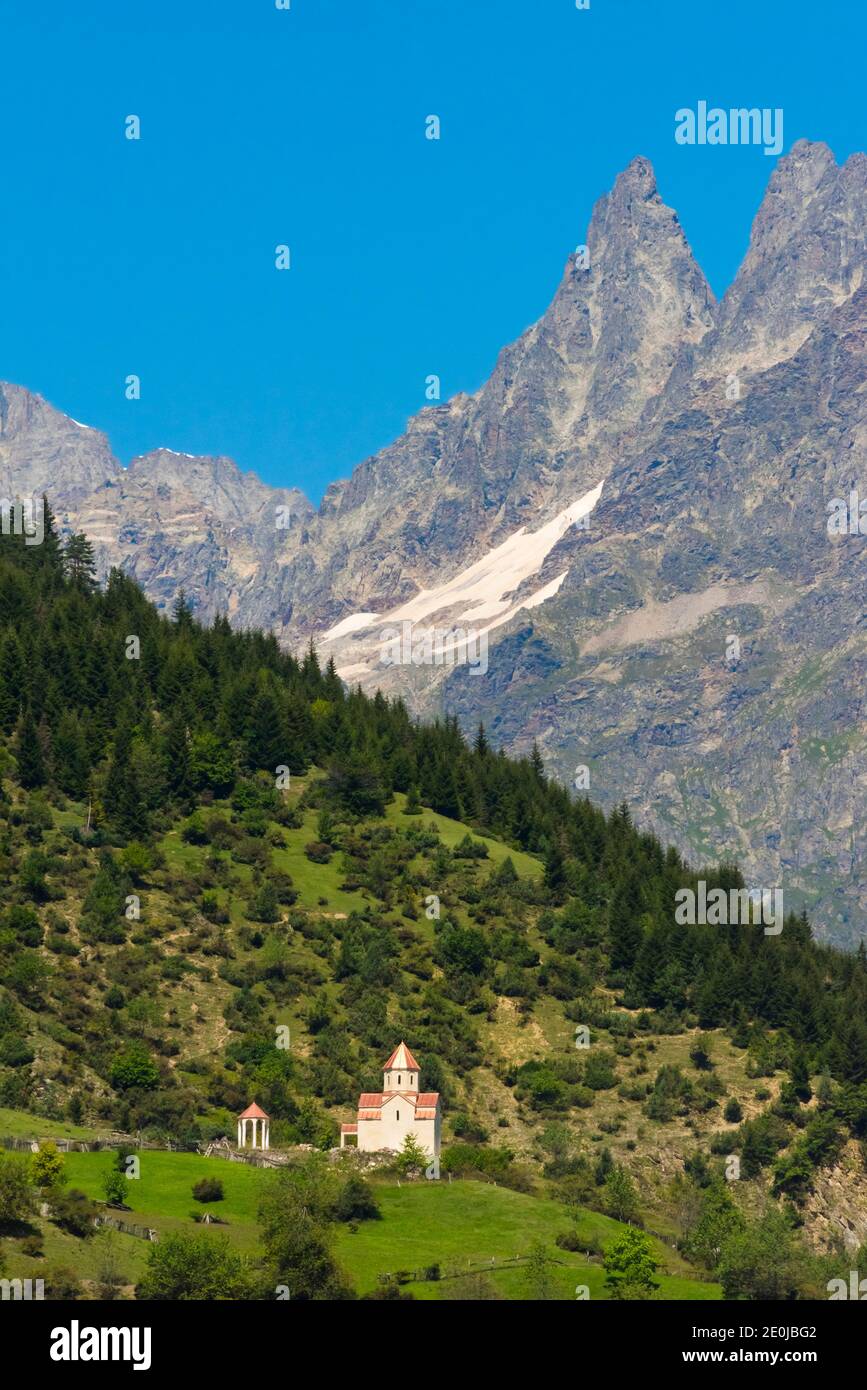 Una chiesa nella montagna del Caucaso, Mestia, regione di Svaneti, Georgia Foto Stock