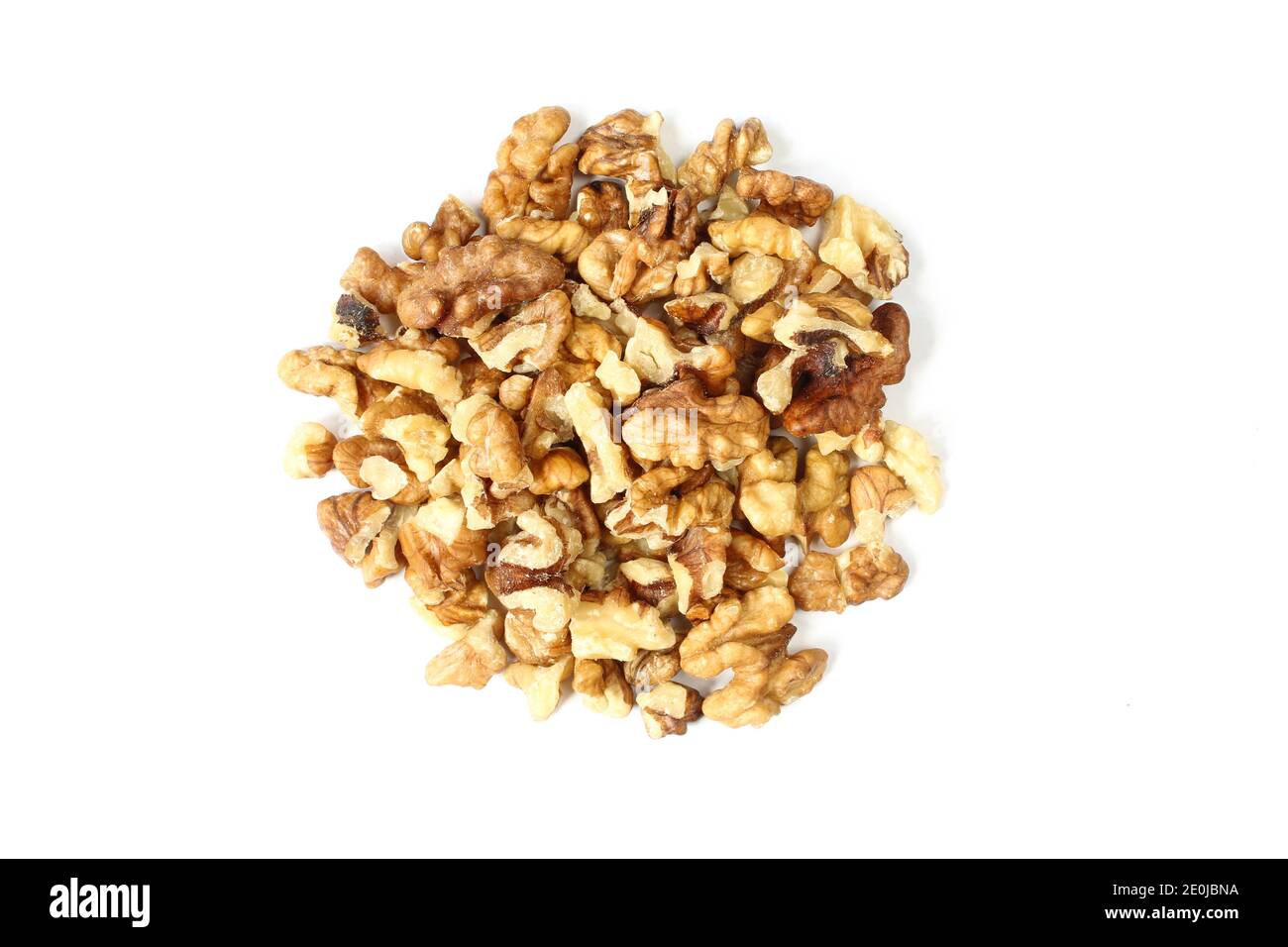 Gruppo di nuclei di noce tritati isolati su sfondo bianco. Foto Stock