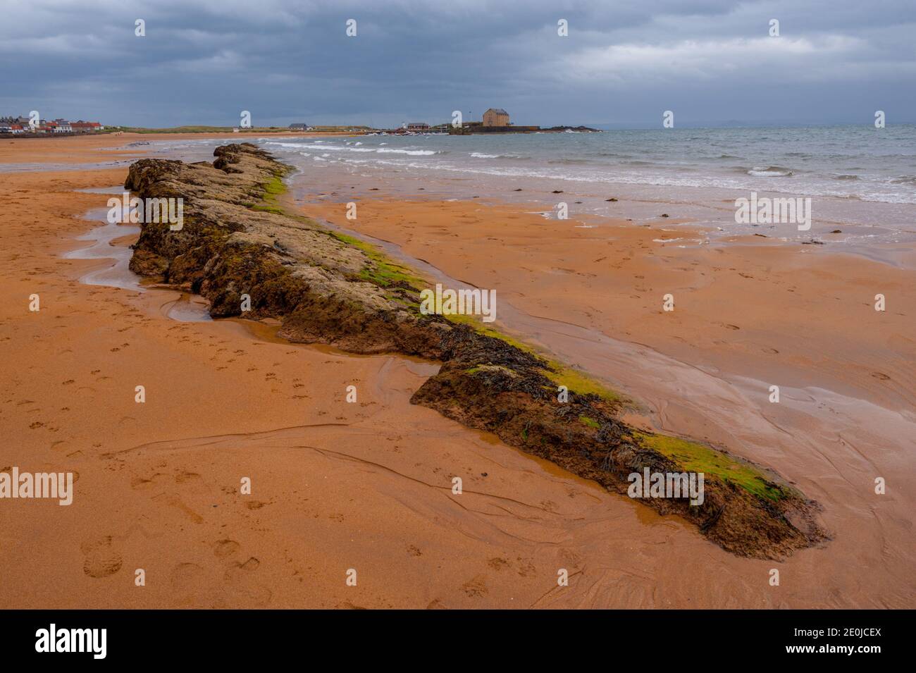 La spiaggia di Elie, Fife, Scozia, con le nuvole tempeste sopra il porto. Foto Stock
