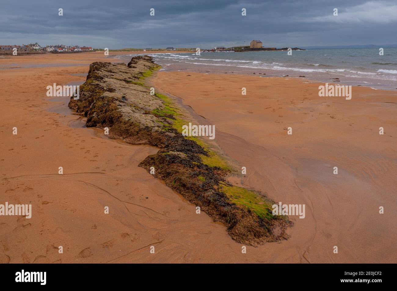 La spiaggia di Elie, Fife, Scozia, con le nuvole tempeste sopra il porto. Foto Stock