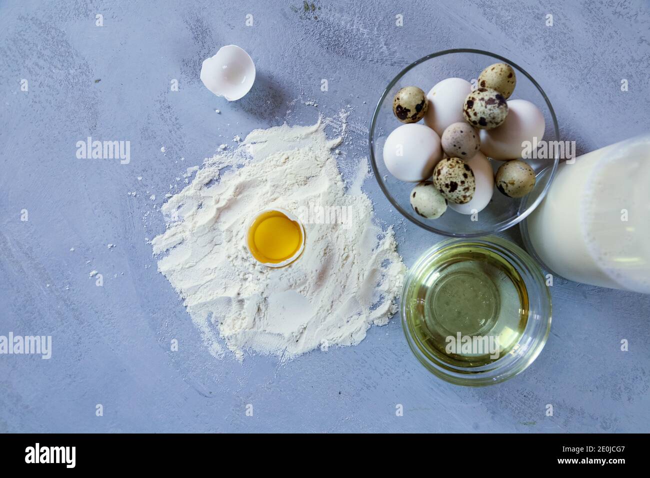 Cottura ingredienti da cucina uova alla farina burro e cucina Tessile Foto Stock