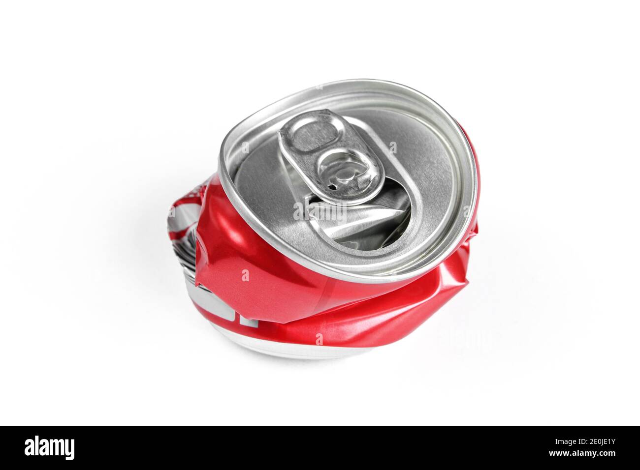 La soda sminuzzata può essere isolata su sfondo bianco. Contenitore vuoto pronto per il riciclaggio Foto Stock