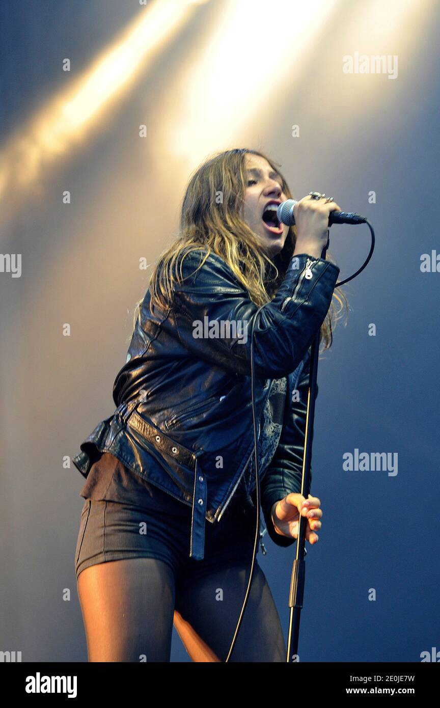 La cantante francese Izia, figlia del cantante Jacques Higelin, ha suonato in diretta sul palco il giorno due del Festival della piazza principale di Arras, ad Arras, Francia settentrionale, il 30 giugno 2012. Foto di Aurore Marechal/ABACAPRESS.COM Foto Stock