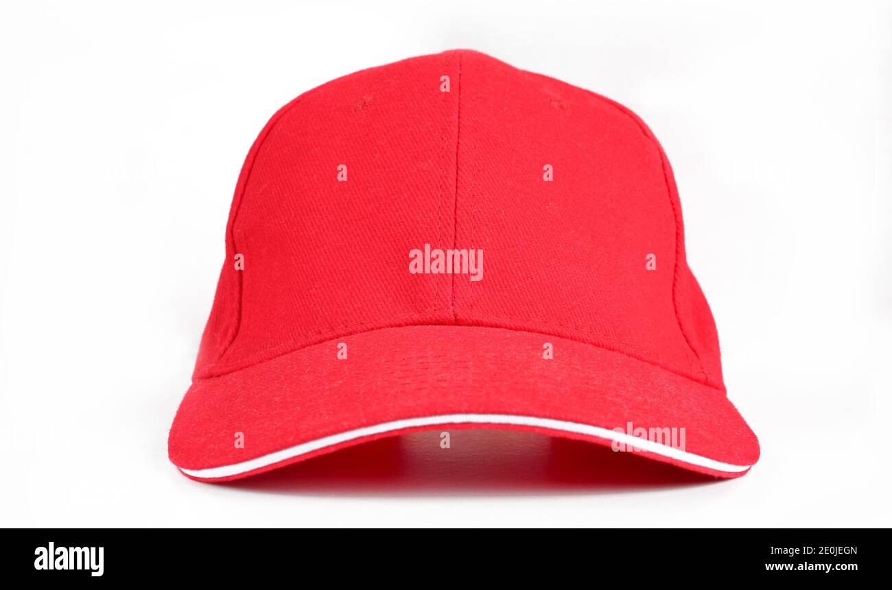 Cappello da baseball rosso isolato su sfondo bianco.lato anteriore vuoto Foto Stock