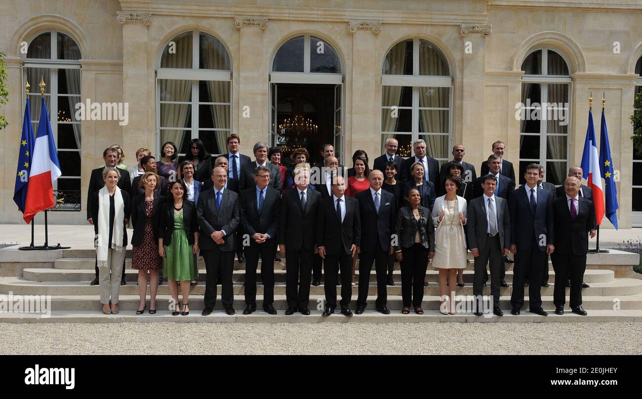 Il presidente francese Francois Hollande si pone con i membri del secondo governo di Ayrault al Palazzo Elysee a Parigi, Francia, il 4 luglio 2012. 1° turno (da sinistra a destra) Ministro francese dell'ecologia, dello sviluppo sostenibile e dell'energia Delphine Batho, Ministro del Commercio con l'estero Nicole Bricq, Ministro dell'uguaglianza dei territori e dell'edilizia Cecile Duflot, Ministro dell'economia e delle finanze Pierre Moscovici, Ministro dell'istruzione Vincent Peillon, primo Ministro Jean-Marc Ayrault, Presidente Francois Hollande, Ministro degli Affari Esteri Laurent Fabius, Ministro della Giustizia Christiane Taubira, Affari sociali Foto Stock