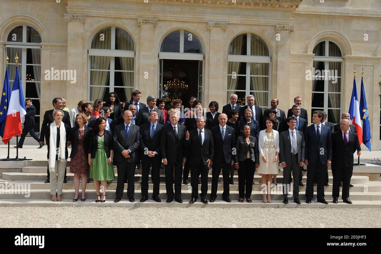 Il presidente francese Francois Hollande si pone con i membri del secondo governo di Ayrault al Palazzo Elysee a Parigi, Francia, il 4 luglio 2012. 1° turno (da sinistra a destra) Ministro francese dell'ecologia, dello sviluppo sostenibile e dell'energia Delphine Batho, Ministro del Commercio con l'estero Nicole Bricq, Ministro dell'uguaglianza dei territori e dell'edilizia Cecile Duflot, Ministro dell'economia e delle finanze Pierre Moscovici, Ministro dell'istruzione Vincent Peillon, primo Ministro Jean-Marc Ayrault, Presidente Francois Hollande, Ministro degli Affari Esteri Laurent Fabius, Ministro della Giustizia Christiane Taubira, Affari sociali Foto Stock