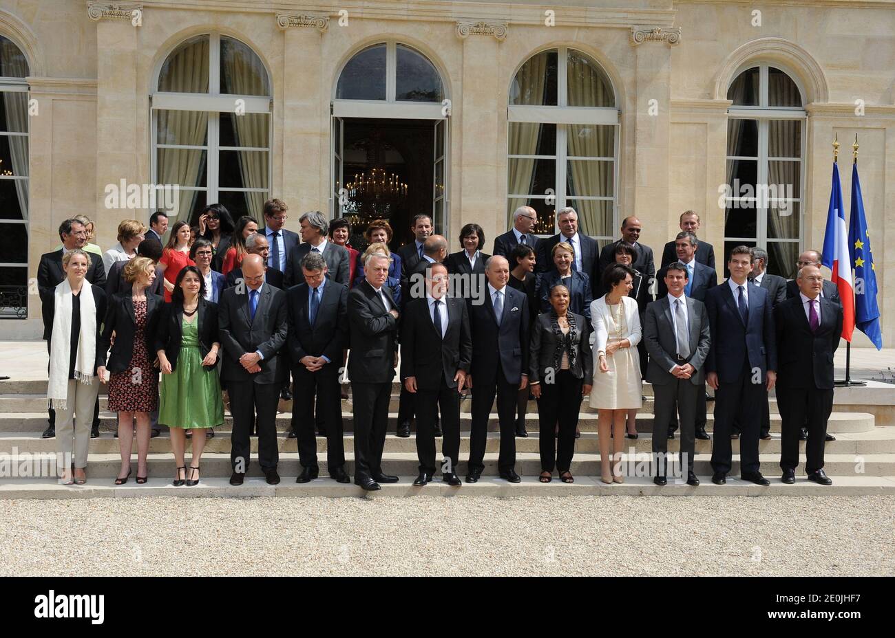 Il presidente francese Francois Hollande si pone con i membri del secondo governo di Ayrault al Palazzo Elysee a Parigi, Francia, il 4 luglio 2012. 1° turno (da sinistra a destra) Ministro francese dell'ecologia, dello sviluppo sostenibile e dell'energia Delphine Batho, Ministro del Commercio con l'estero Nicole Bricq, Ministro dell'uguaglianza dei territori e dell'edilizia Cecile Duflot, Ministro dell'economia e delle finanze Pierre Moscovici, Ministro dell'istruzione Vincent Peillon, primo Ministro Jean-Marc Ayrault, Presidente Francois Hollande, Ministro degli Affari Esteri Laurent Fabius, Ministro della Giustizia Christiane Taubira, Affari sociali Foto Stock