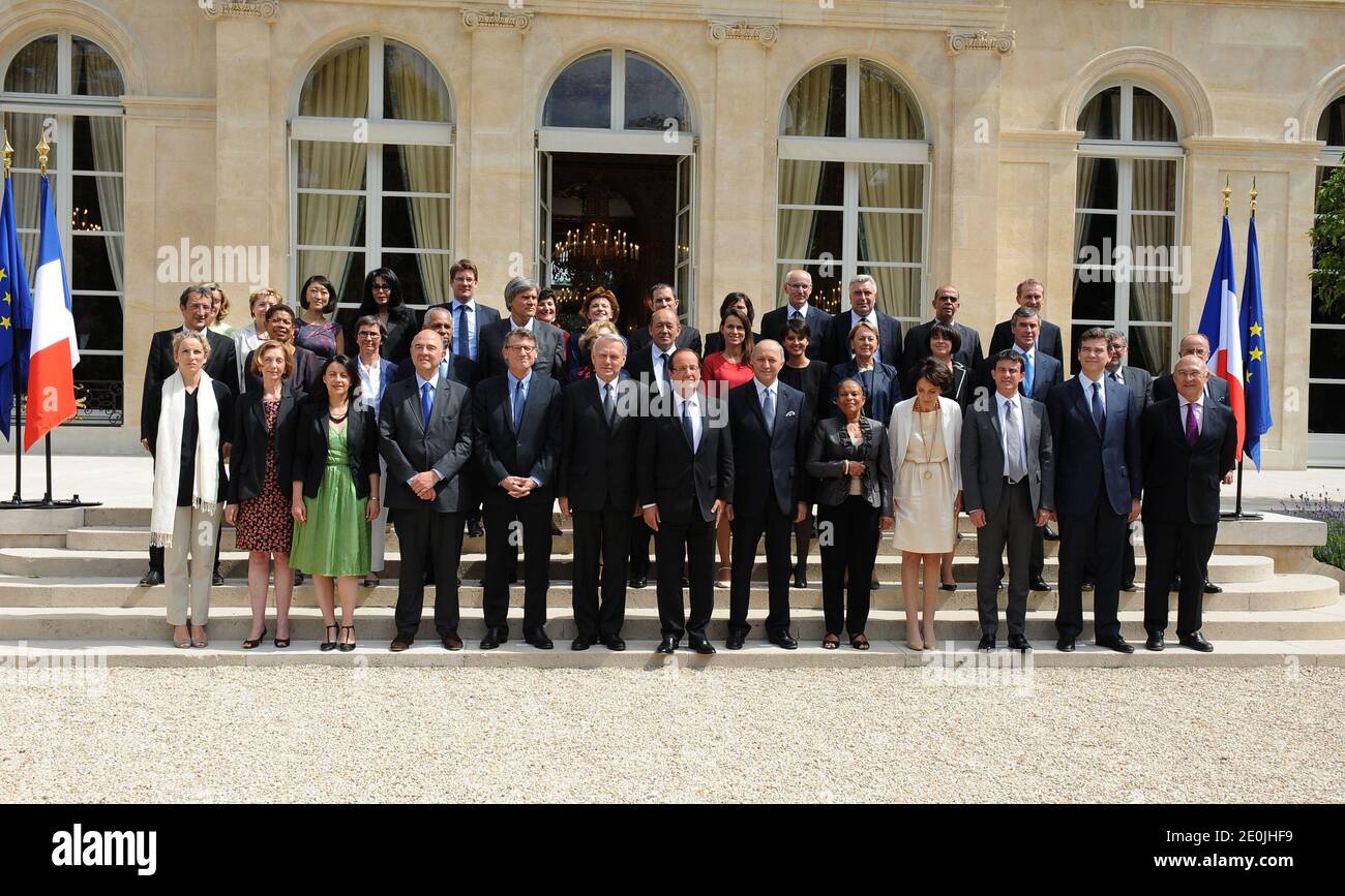 Il presidente francese Francois Hollande si pone con i membri del secondo governo di Ayrault al Palazzo Elysee a Parigi, Francia, il 4 luglio 2012. 1° turno (da sinistra a destra) Ministro francese dell'ecologia, dello sviluppo sostenibile e dell'energia Delphine Batho, Ministro del Commercio con l'estero Nicole Bricq, Ministro dell'uguaglianza dei territori e dell'edilizia Cecile Duflot, Ministro dell'economia e delle finanze Pierre Moscovici, Ministro dell'istruzione Vincent Peillon, primo Ministro Jean-Marc Ayrault, Presidente Francois Hollande, Ministro degli Affari Esteri Laurent Fabius, Ministro della Giustizia Christiane Taubira, Affari sociali Foto Stock