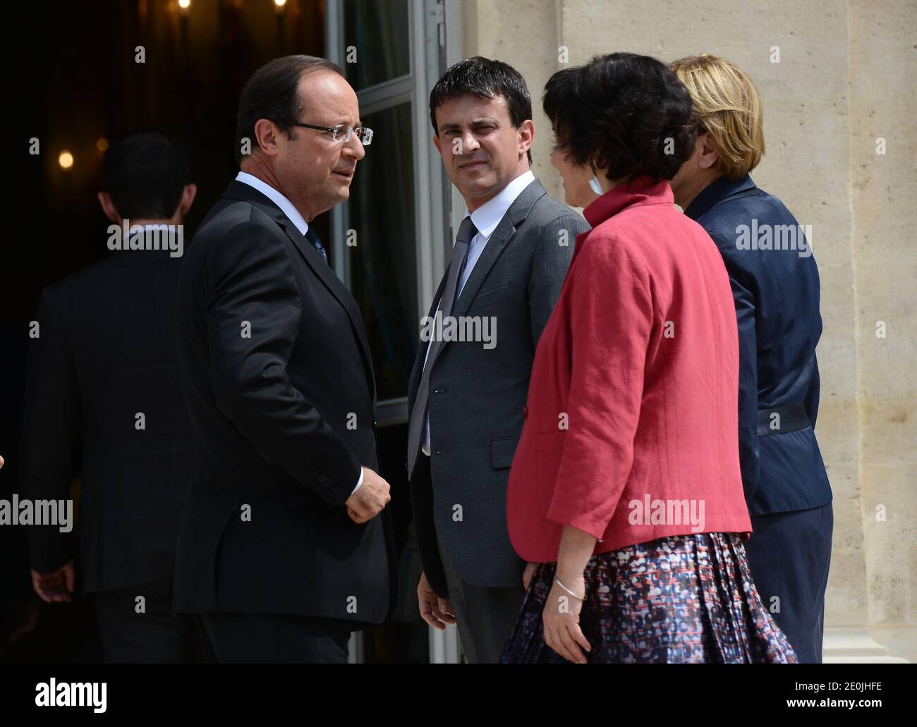 Il presidente francese Francois Hollande parla con il ministro degli interni francese Manuel Valls, con il ministro della riforma dello Stato, del decentramento e della pubblica amministrazione Marylise Lebranchu e con il ministro della Famiglia Dominique Bertinotti, dopo aver posto con i membri del secondo governo di Ayrault al Palazzo Elysee a Parigi, in Francia, il 4 luglio 2012. Foto di Mousse/ABACAPRESS.COM Foto Stock
