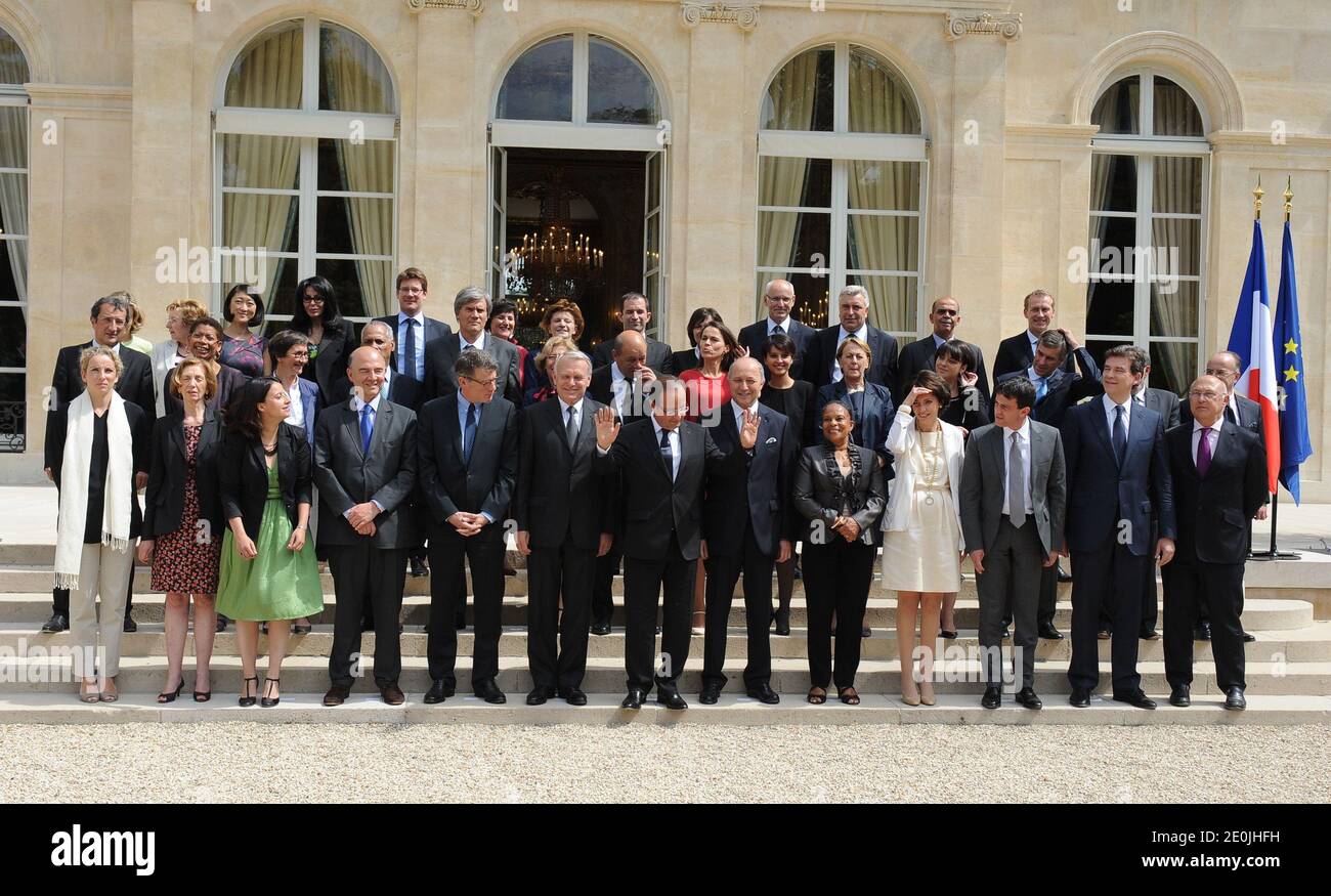 Il presidente francese Francois Hollande si pone con i membri del secondo governo di Ayrault al Palazzo Elysee a Parigi, Francia, il 4 luglio 2012. 1° turno (da sinistra a destra) Ministro francese dell'ecologia, dello sviluppo sostenibile e dell'energia Delphine Batho, Ministro del Commercio con l'estero Nicole Bricq, Ministro dell'uguaglianza dei territori e dell'edilizia Cecile Duflot, Ministro dell'economia e delle finanze Pierre Moscovici, Ministro dell'istruzione Vincent Peillon, primo Ministro Jean-Marc Ayrault, Presidente Francois Hollande, Ministro degli Affari Esteri Laurent Fabius, Ministro della Giustizia Christiane Taubira, Affari sociali Foto Stock
