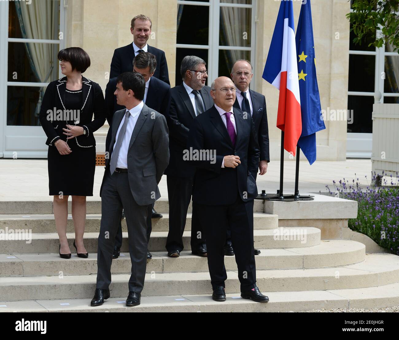 Ministro francese dell'artigianato, del turismo e del commercio Sylvia Pinel, Ministro junior del bilancio Jerome Cahuzac, Ministro junior incaricato delle relazioni con il Parlamento Alain Vidalies, Ministro junior per gli affari europei Bernard Cazeneuve, Ministro junior per la vita francese Ministro junior per l'industria alimentare Guillaume Garot prima della seconda immagine del governo di Ayrault al Palazzo Elysee a Parigi, Francia, il 4 luglio 2012. Foto di Mousse/ABACAPRESS.COM Foto Stock