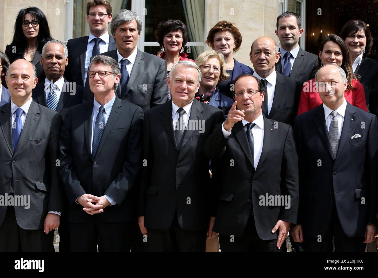 Il presidente francese Francois Hollande si pone con i membri del secondo governo di Ayrault al Palazzo Elysee a Parigi, in Francia, il 4 luglio 2012. 1° turno (da sinistra a destra) Ministro francese dell'Economia e delle Finanze Pierre Moscovici, Ministro dell'Istruzione Vincent Peillon, primo Ministro Jean-Marc Ayrault, Presidente Francois Hollande, Ministro degli Affari Esteri Laurent Fabius. 2° turno (da sinistra a destra) Ministro dei territori d'oltremare Victorin Murel, Ministro dell'Agricoltura Stephane le foll, Ministro dell'Istruzione superiore e della Ricerca Genevieve Fioraso, Ministro della Difesa Jean-Yves le Drian, Ministro della Cultura A. Foto Stock