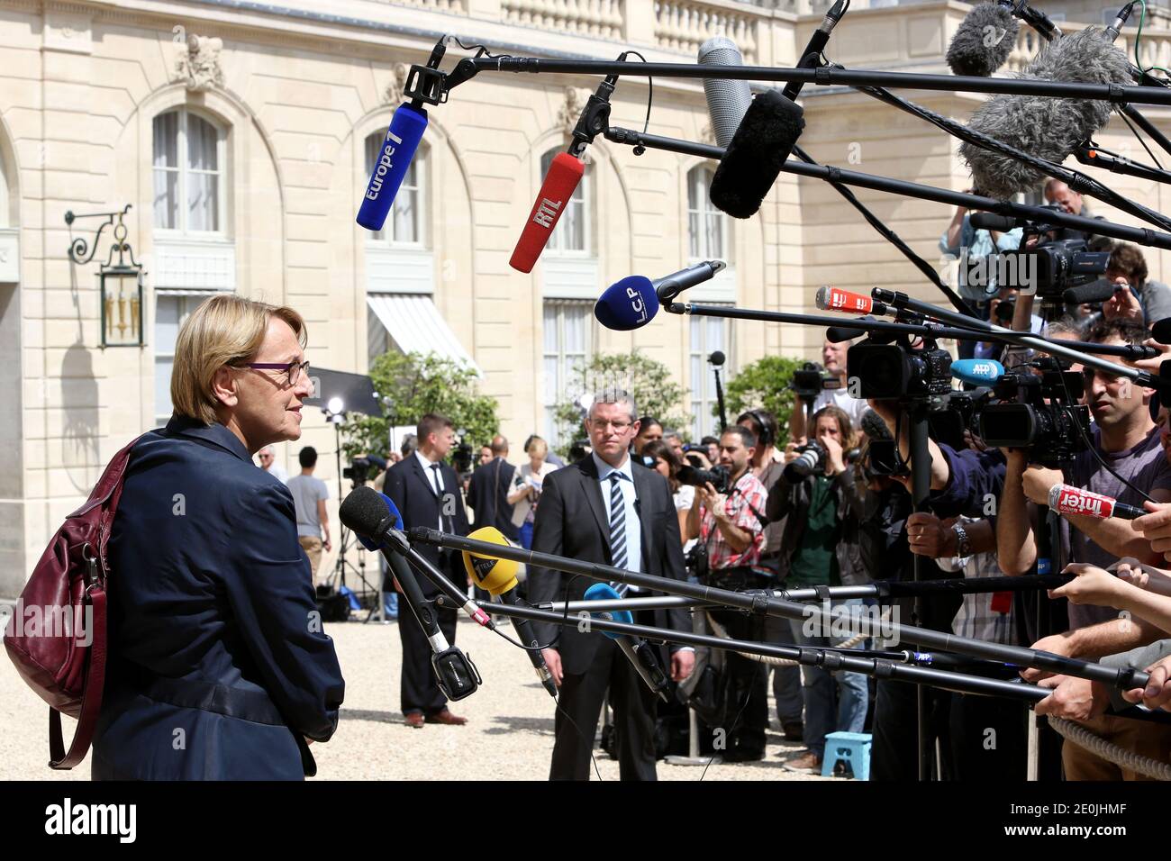 Riforma dello Stato francese, decentramento e amministrazione pubblica il Ministro Marylise Lebranchu parla alla stampa mentre lascia il Palazzo Elysee a Parigi, Francia, il 04 luglio 2012, dopo la riunione settimanale del gabinetto. Foto di Stephane Lemouton/ABACAPRESS.COM. Foto Stock