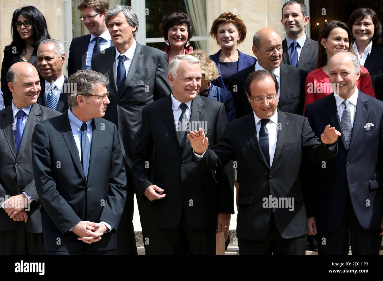 Il presidente francese Francois Hollande si pone con i membri del secondo governo di Ayrault al Palazzo Elysee a Parigi, in Francia, il 4 luglio 2012. 1° turno (da sinistra a destra) Ministro francese dell'Economia e delle Finanze Pierre Moscovici, Ministro dell'Istruzione Vincent Peillon, primo Ministro Jean-Marc Ayrault, Presidente Francois Hollande, Ministro degli Affari Esteri Laurent Fabius. 2° turno (da sinistra a destra) Ministro dei territori d'oltremare Victorin Murel, Ministro dell'Agricoltura Stephane le foll, Ministro dell'Istruzione superiore e della Ricerca Genevieve Fioraso, Ministro della Difesa Jean-Yves le Drian, Ministro della Cultura A. Foto Stock