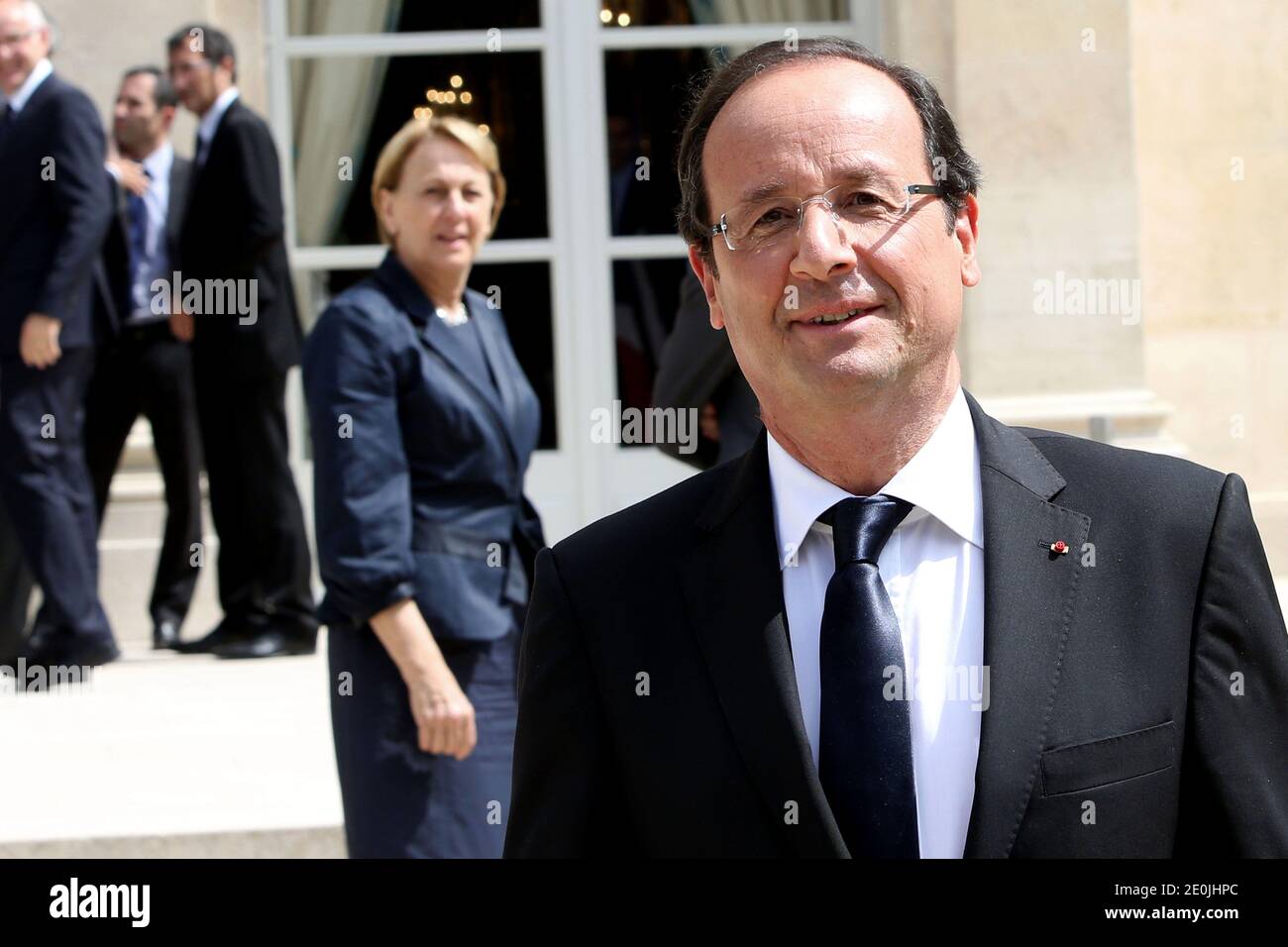 Il presidente francese Francois Hollande è raffigurato dopo la fotografia dei membri del secondo governo di Ayrault al palazzo presidenziale Elysee, a Parigi, in Francia, il 04 luglio 2012. Foto di Stephane Lemouton/ABACAPRESS.COM. Foto Stock