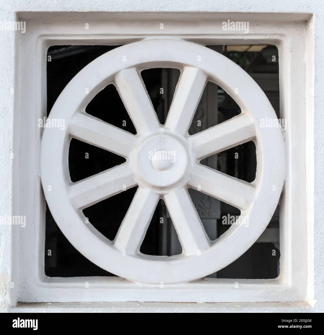 Dharma Wheel Dharmachakra buddismo simbolo religioni indiane Foto Stock