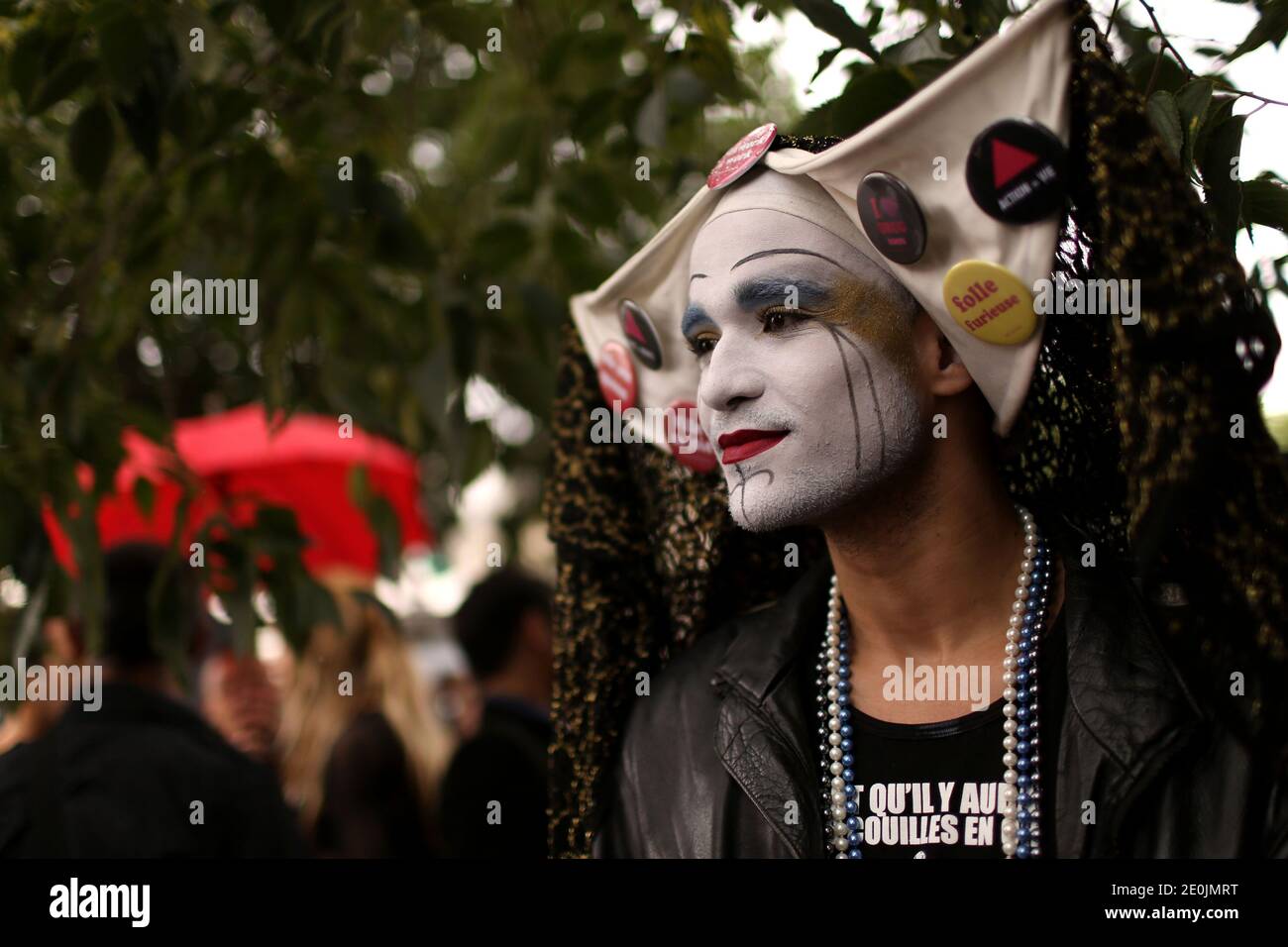 La gente partecipa a una manifestazione per protestare contro il progetto del Ministro per i diritti della donna e il Governo Spokeperson, Najat Vallaud-Belkacem di abolire la prostituzione, a Parigi, in Francia, il 07 luglio 2012. Foto di Stephane Lemouton/ABACAPRESS.COM. Foto Stock