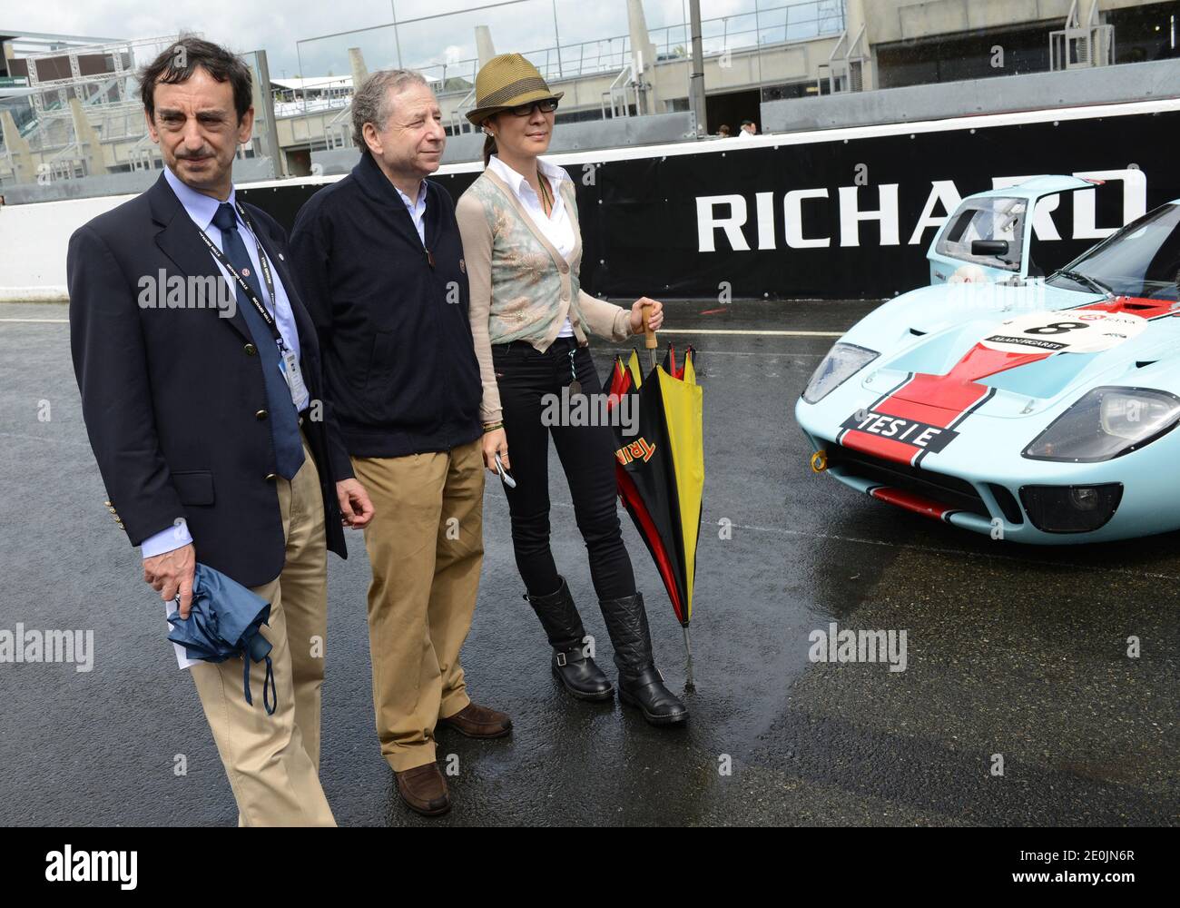 Il presidente francese dell'Automobile Club de l'Ouest (ACO) Pierre Fillon, presidente francese della FIA Jean Todt e sua moglie Michelle Yeoh alla decima gara classica di le Mans, una gara per le auto d'epoca di 24 ore di le Mans presso l'autodromo di le Mans, Francia occidentale, il 7 luglio, 2012. Foto di Guy Durand/ABACAPRESS.COM Foto Stock